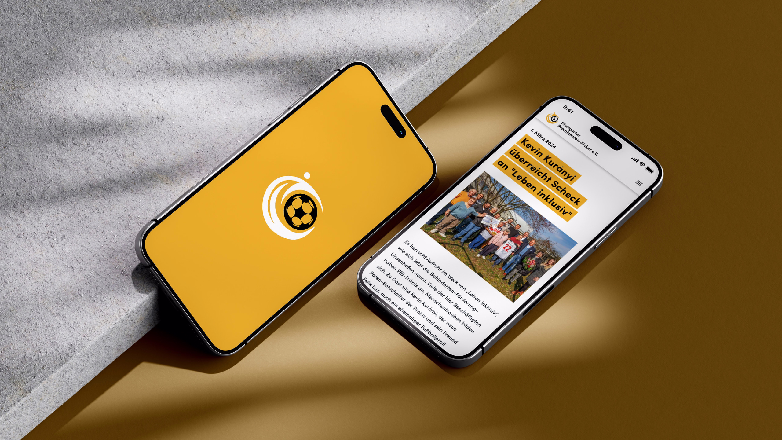 Stuttgarter Prominenten Kickers Logo auf gelbem Untergrund, Vorschau der Startseite der Prokis auf einem Handydisplay