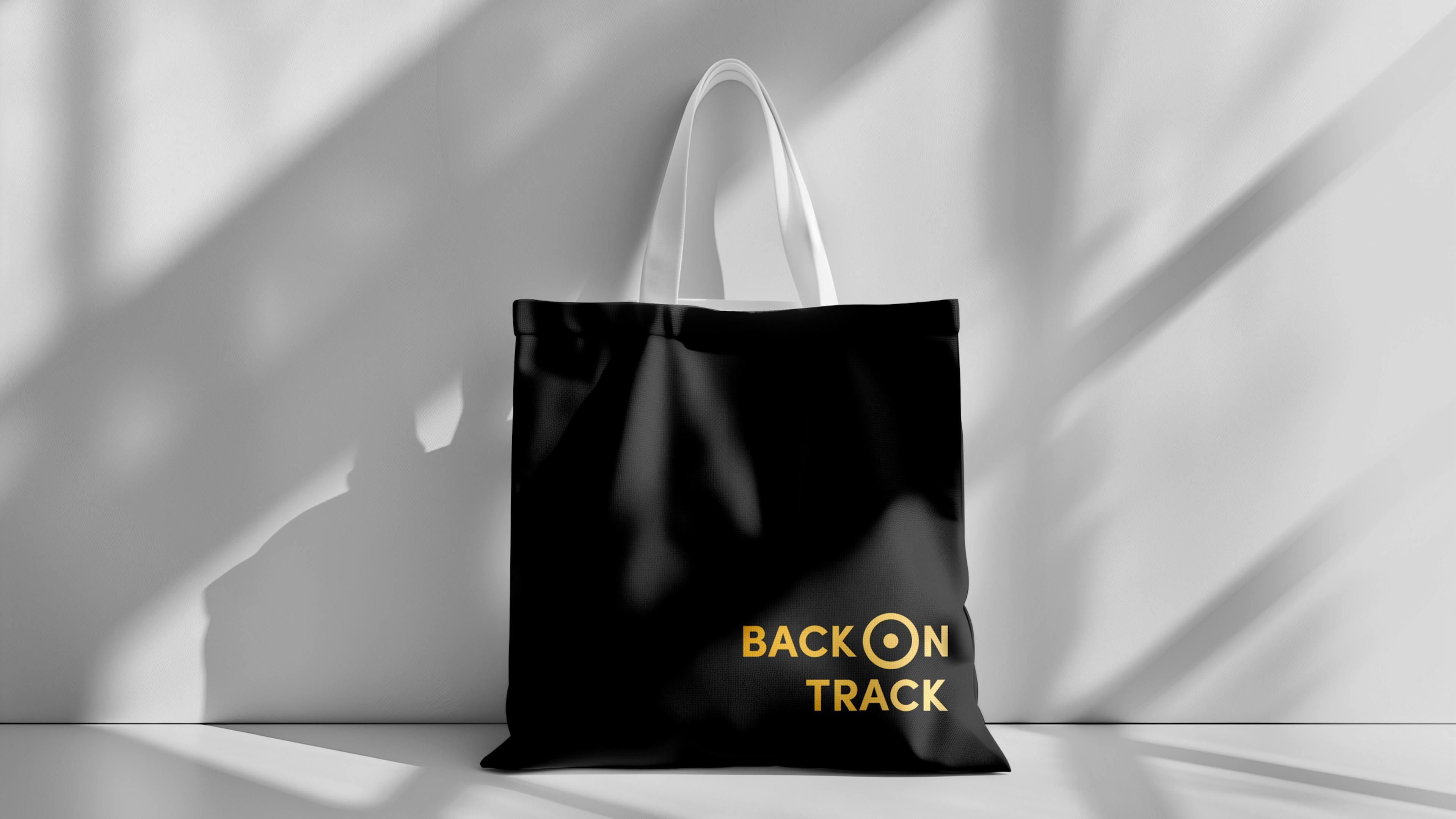 Back on Track Logo auf schwarzer Tasche 