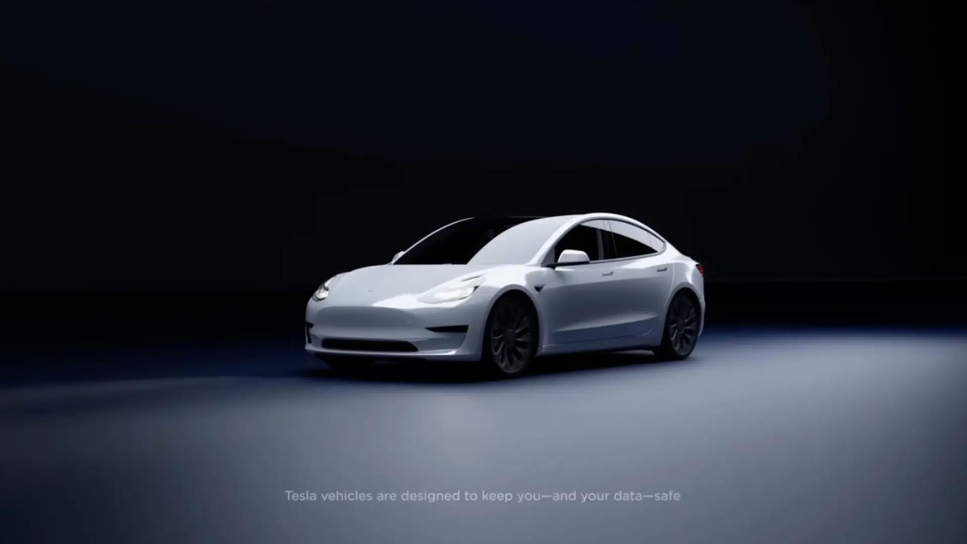 Weißes Tesla Model 3 in dunkler Studio-Umgebung mit dezentem Licht