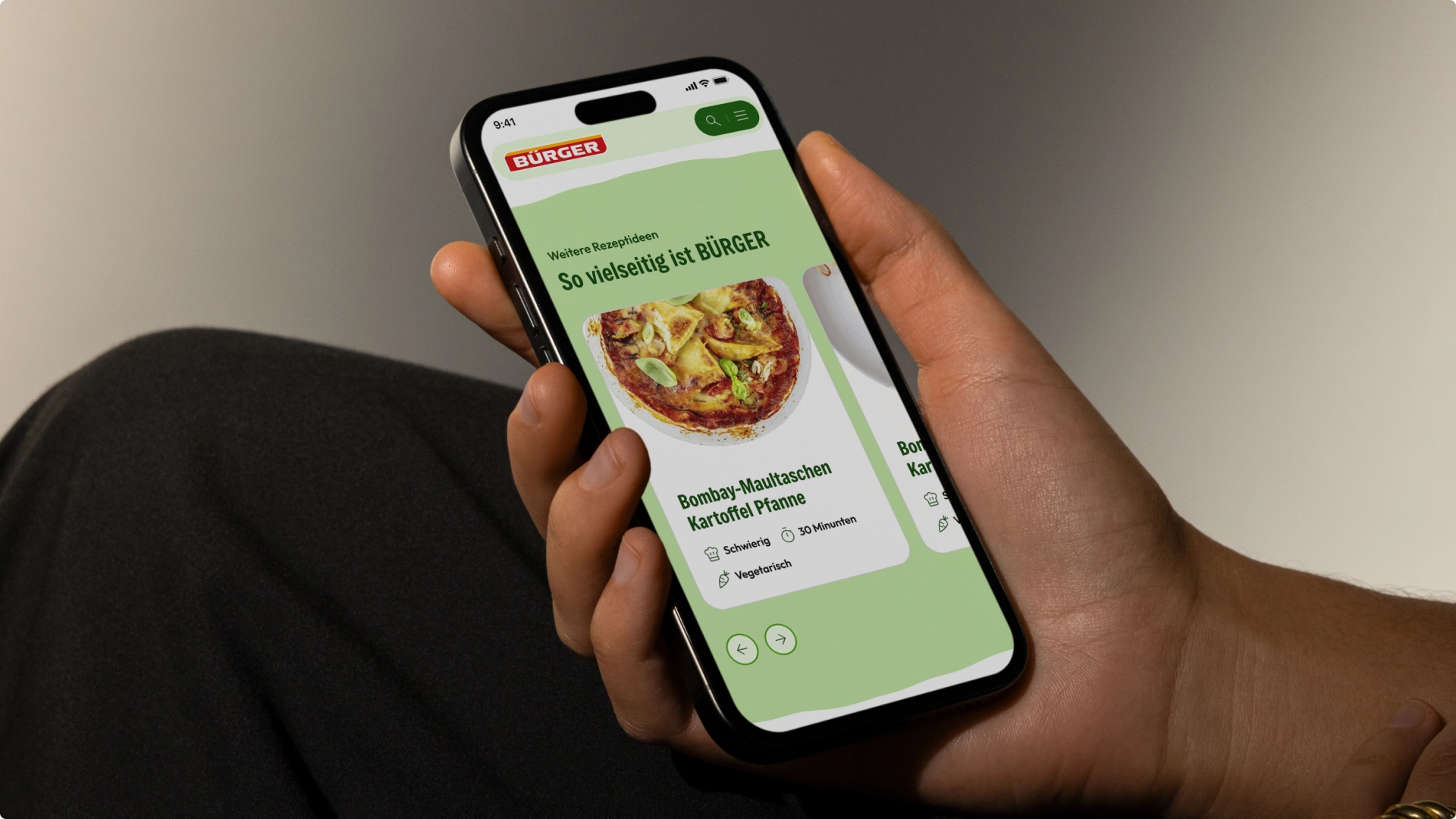 Hand hält Smartphone mit Ansicht der Rezeptauswahl von BÜRGER.