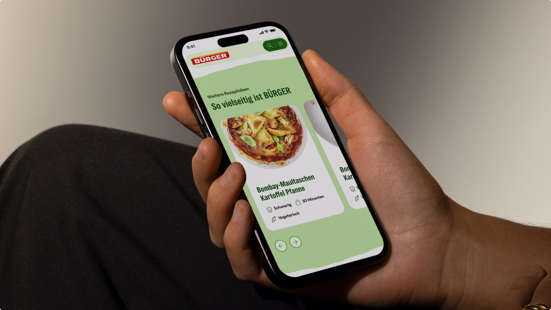 Hand hält Smartphone mit Ansicht der Rezeptauswahl von BÜRGER.
