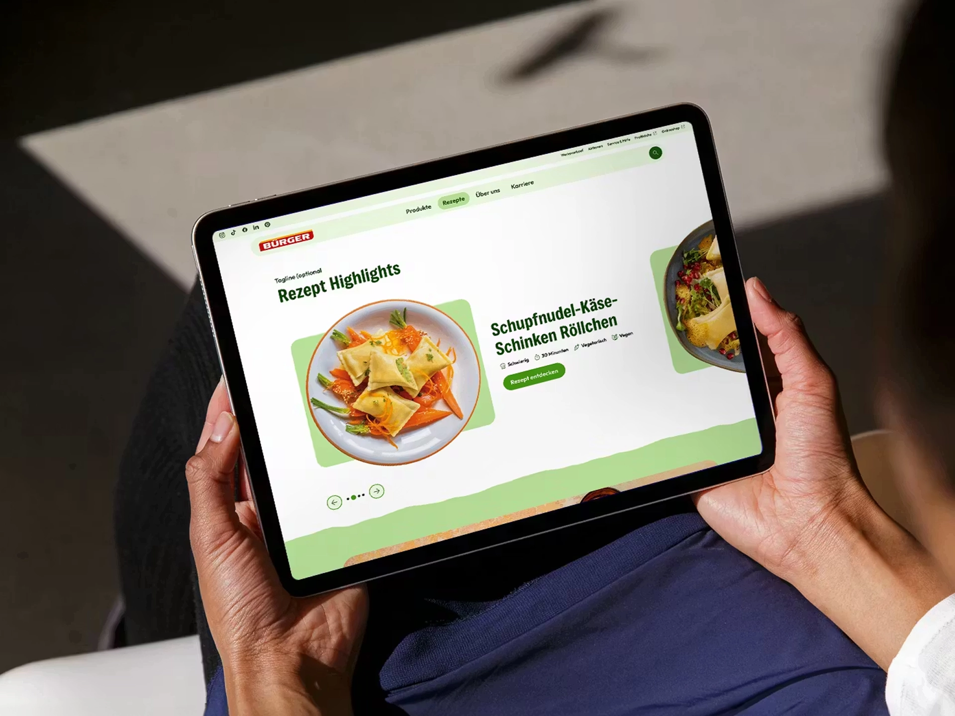 Tablet mit Rezeptseite zu Schupfnudel-Käse-Schinken-Röllchen in den Händen