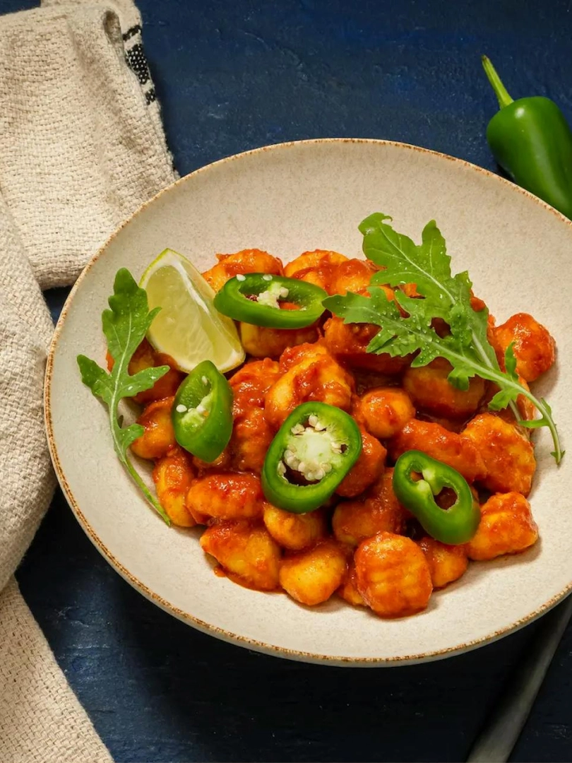 Teller mit Gnocchi, Tomatensauce, Rucola und grünen Chili von BÜRGER