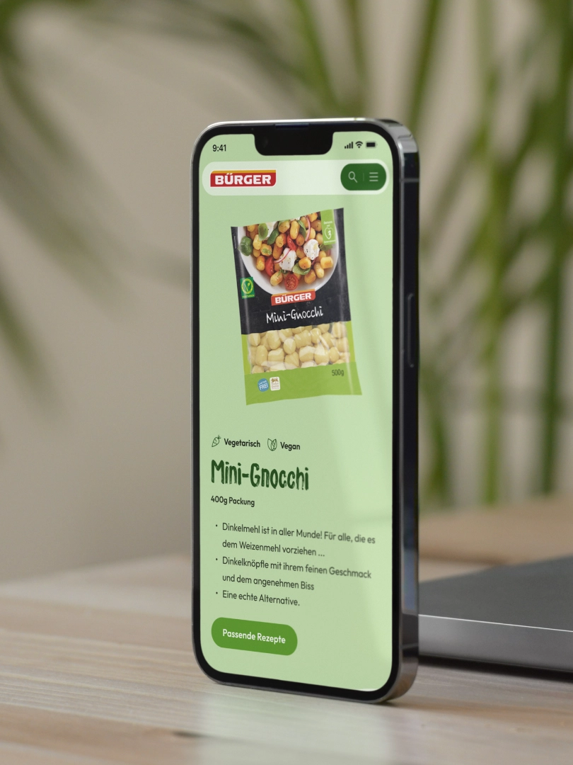 Smartphone mit Rezeptseite „Pita-Gyros“ von BÜRGER auf grünem Interface von Werk 8