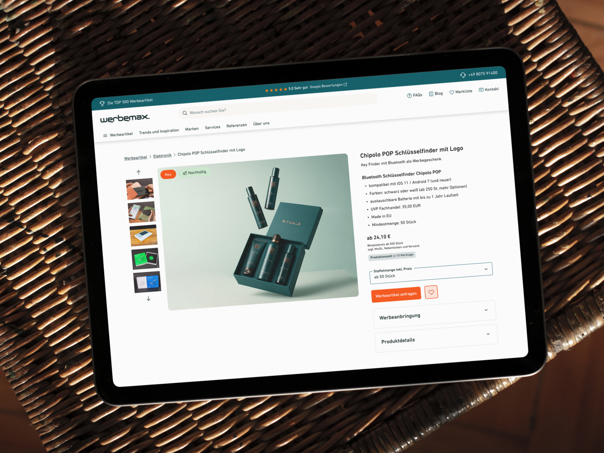 iPad auf Rattanunterlage zeigt werbemax Produktseite mit Rituals-Pflegeset in grüner Schachtel