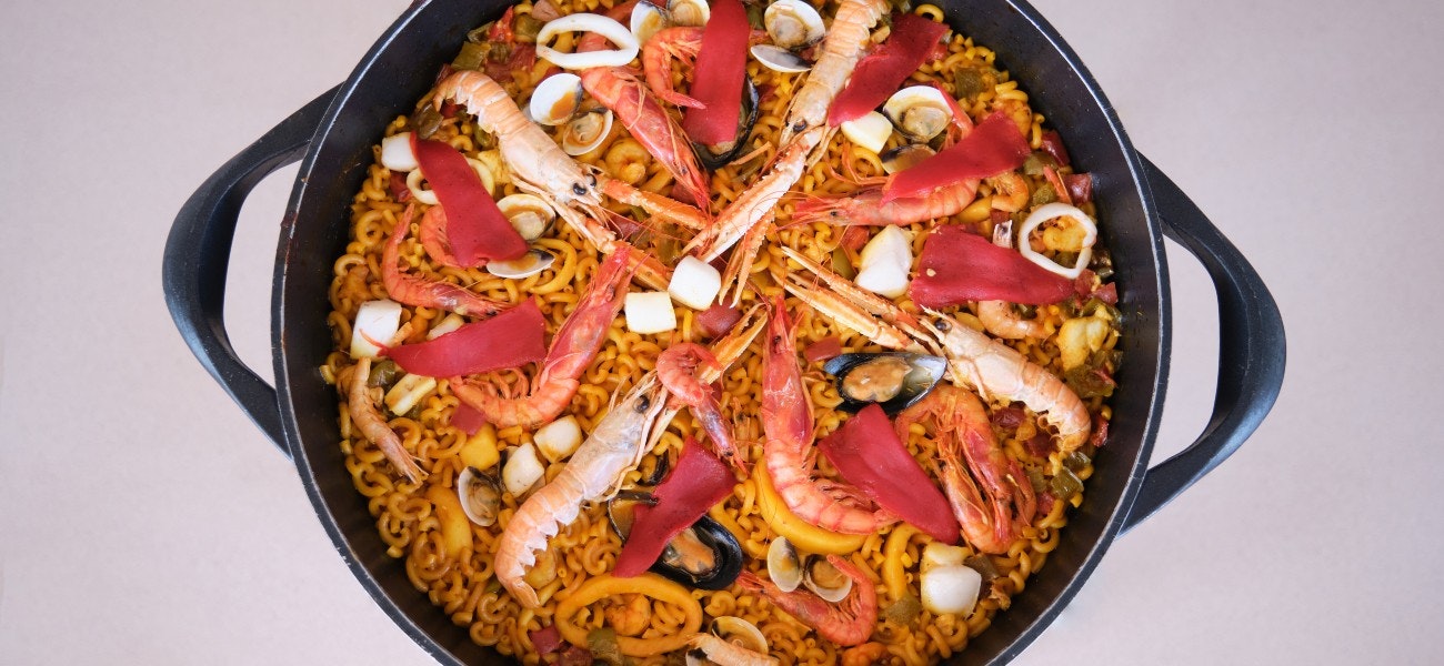 Traditional fideua from Alicante: Shirims, prawns, Norway lobsters, squid, mussels, clams.