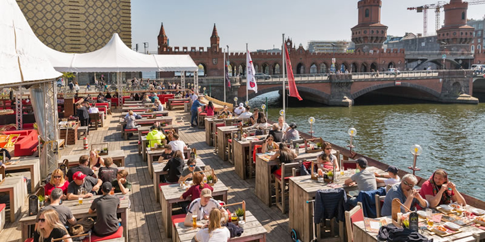 Veitingastaður við árbakka í Berlín
