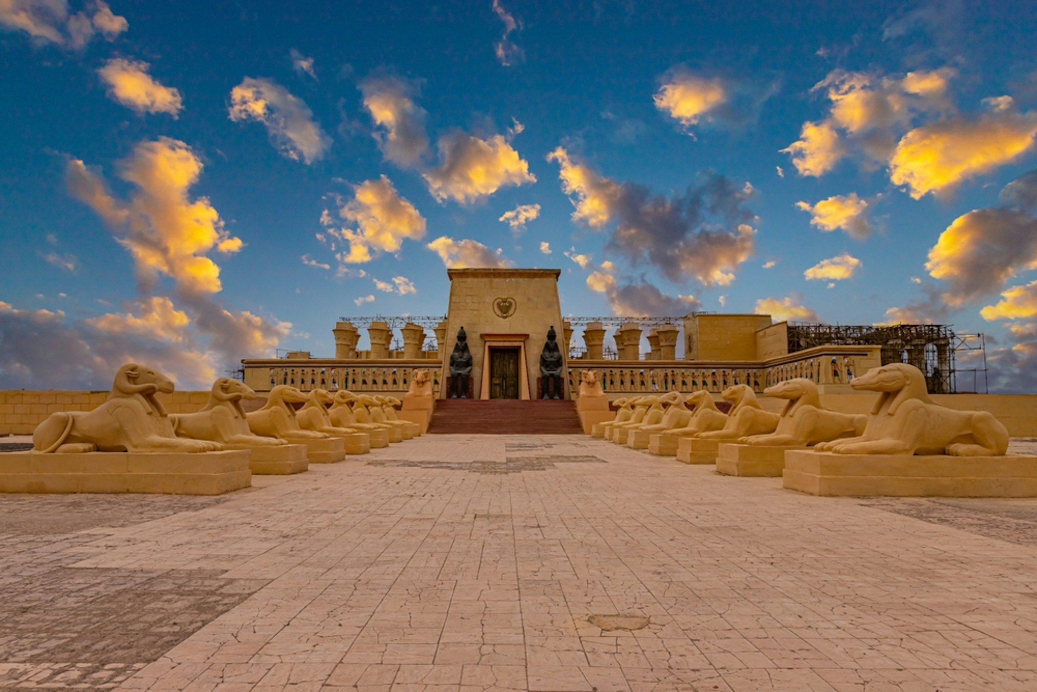 Ouarzazate Atlas Film Studios kvikmyndaverið í Marokkó við sólsetur.