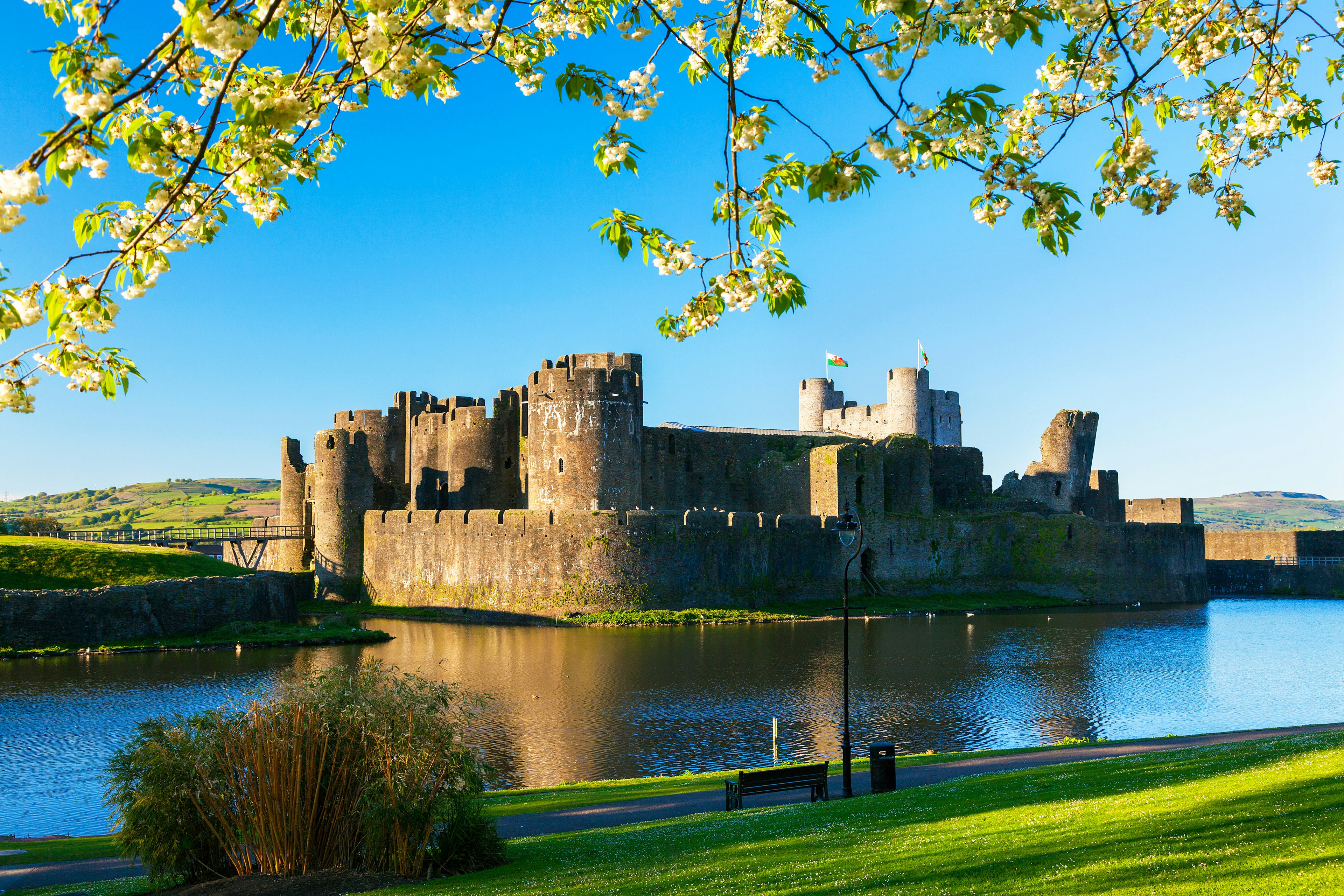 Caerphilly kastali í Wales með Wye á í forgrunni og græn landslag allt í kring