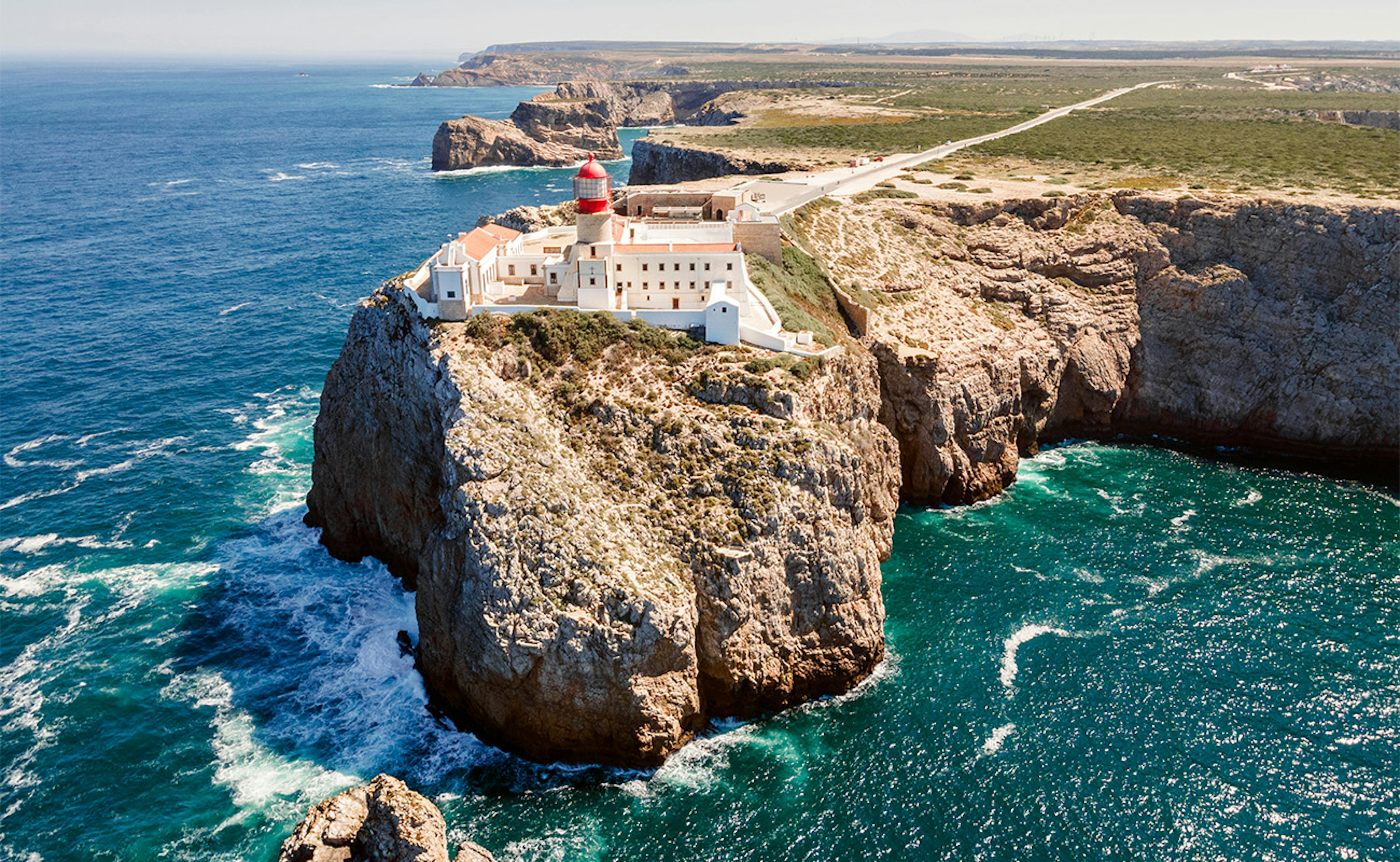 Viti á bjargbrún Cabo de São Vicente í Algarve-héraði í Portúgal