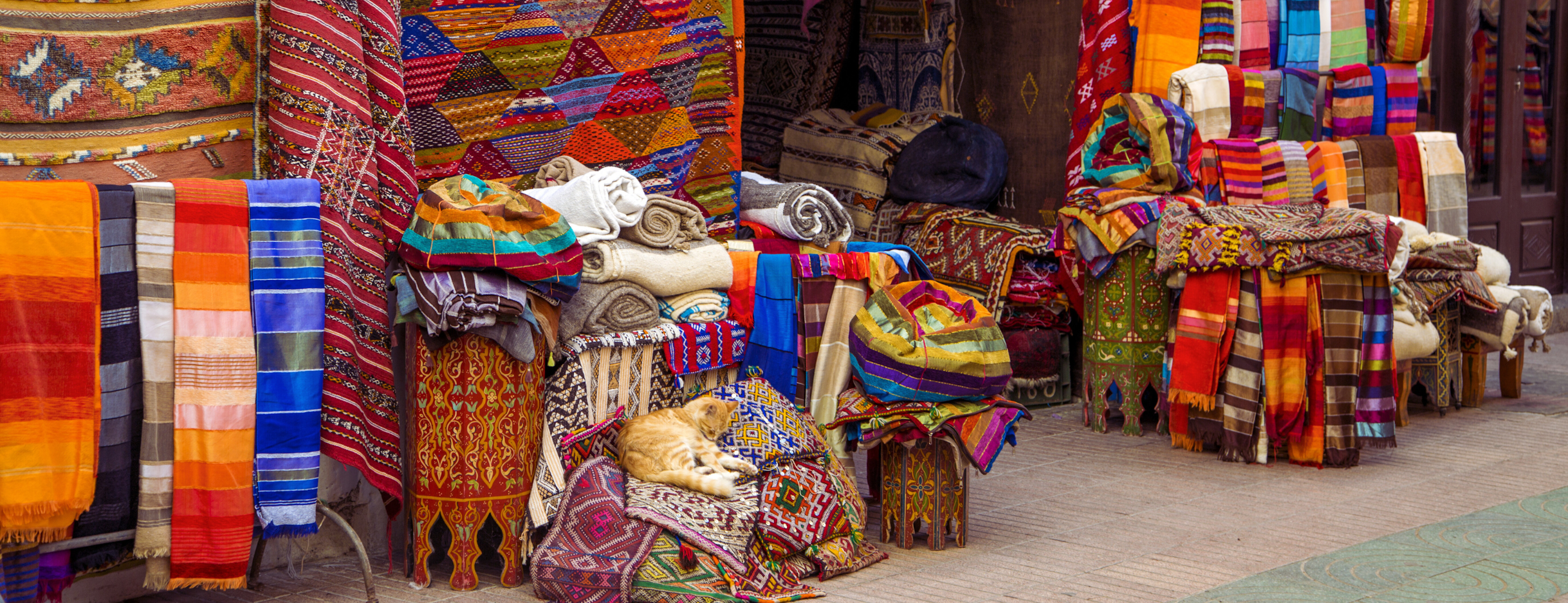 litrík teppi á souk markað í Agadir í Marokkó