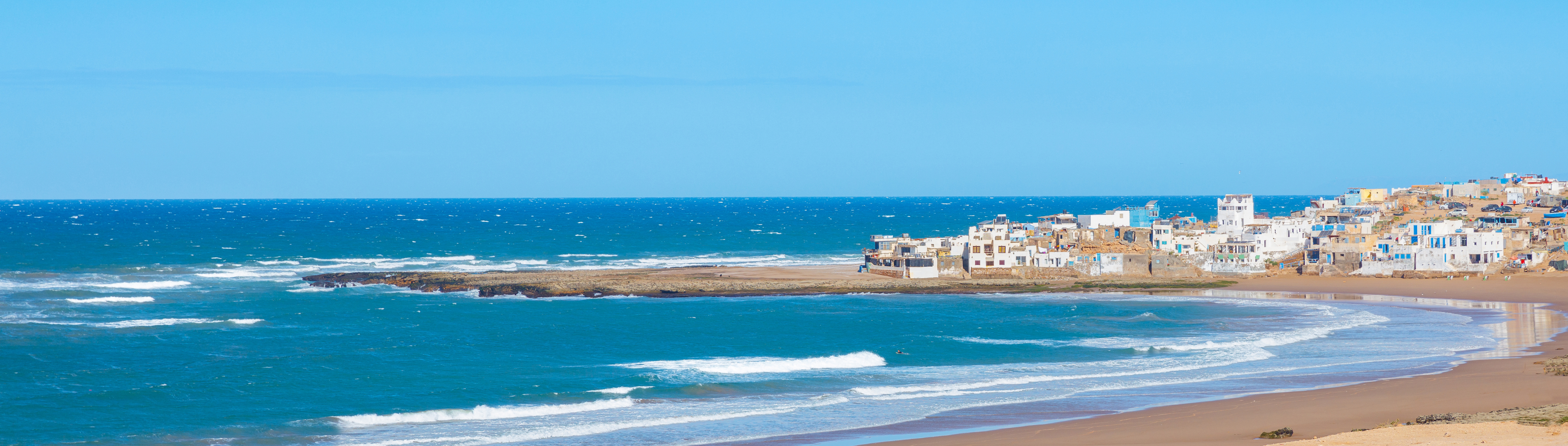hvít hús sem þekja gyllta strandlengju Agadir í Marokkí
