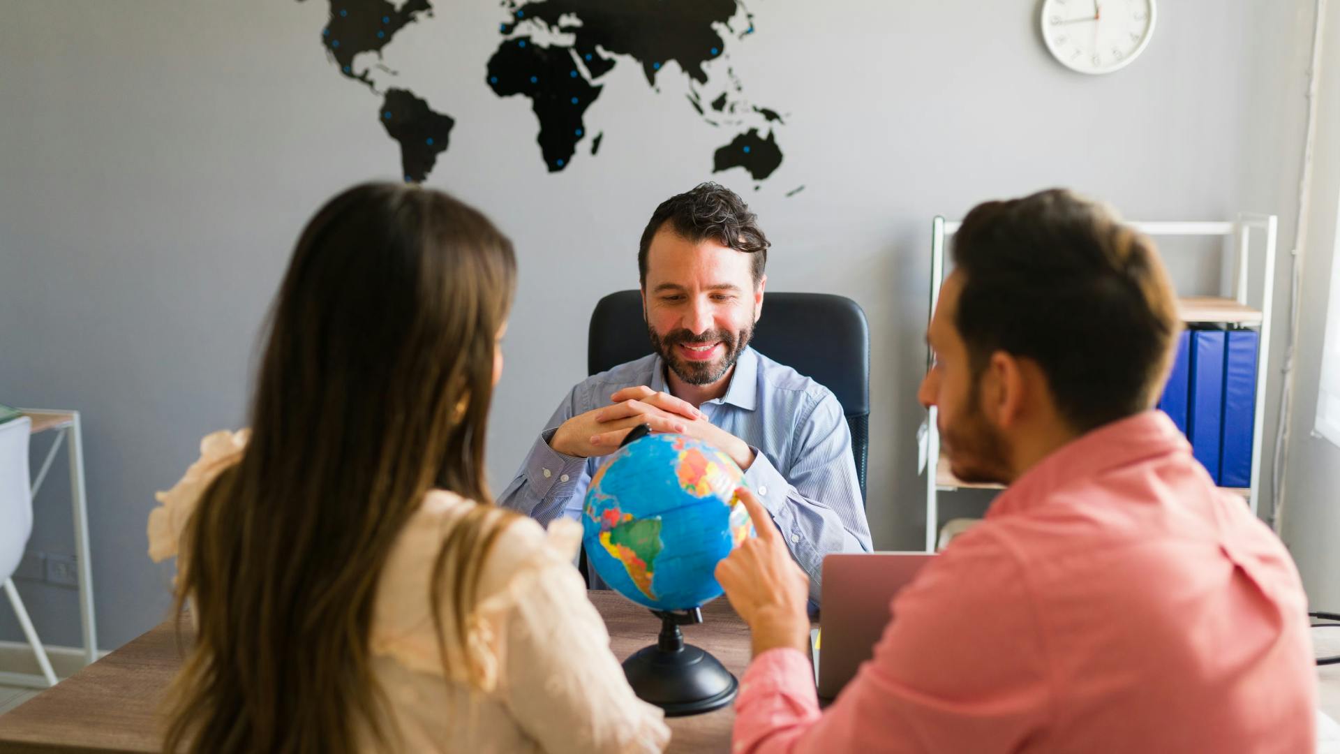 Parents et coach discutent d'études à l'étranger