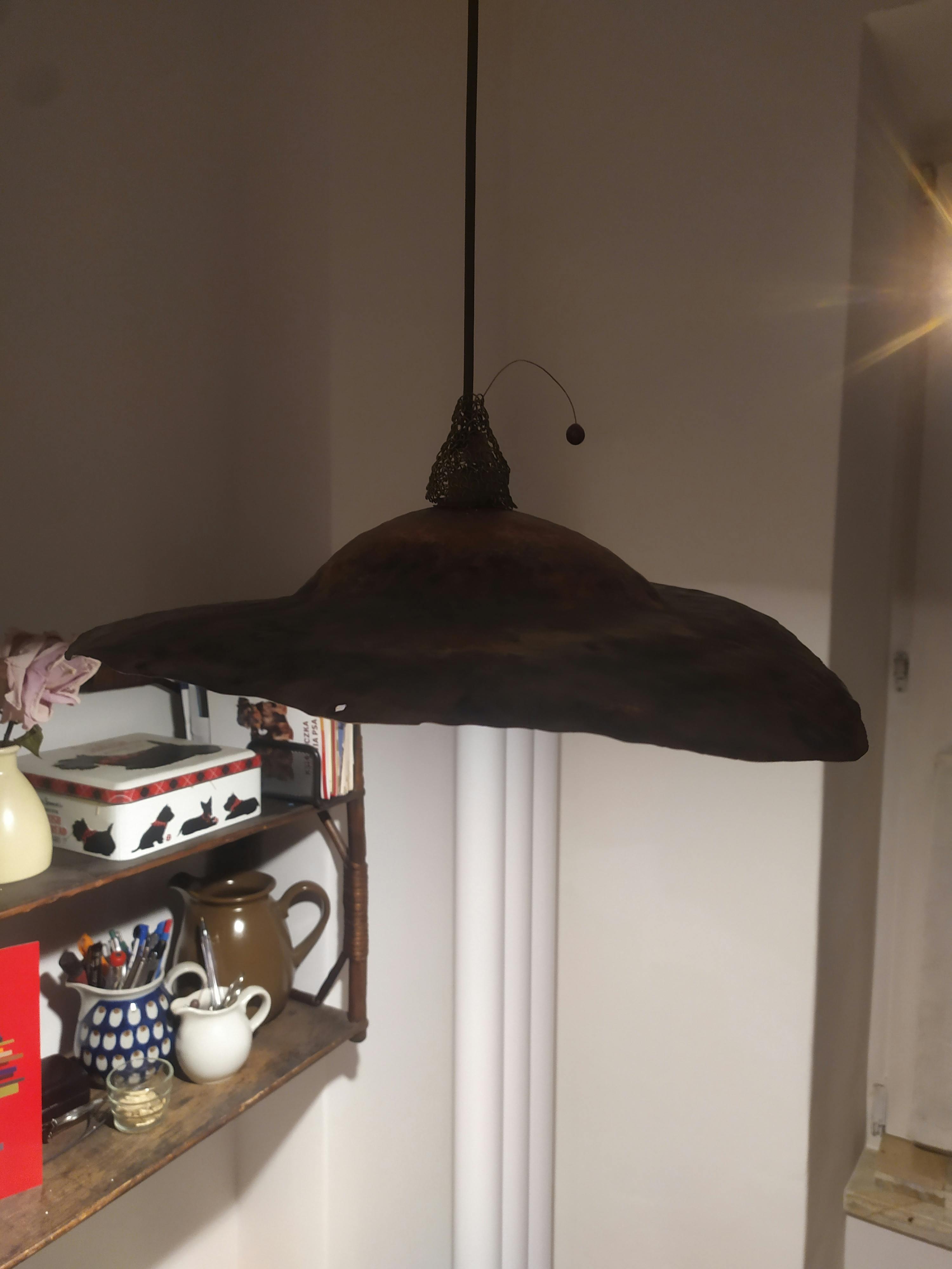 Lampa wykuta z blachy miedzianej