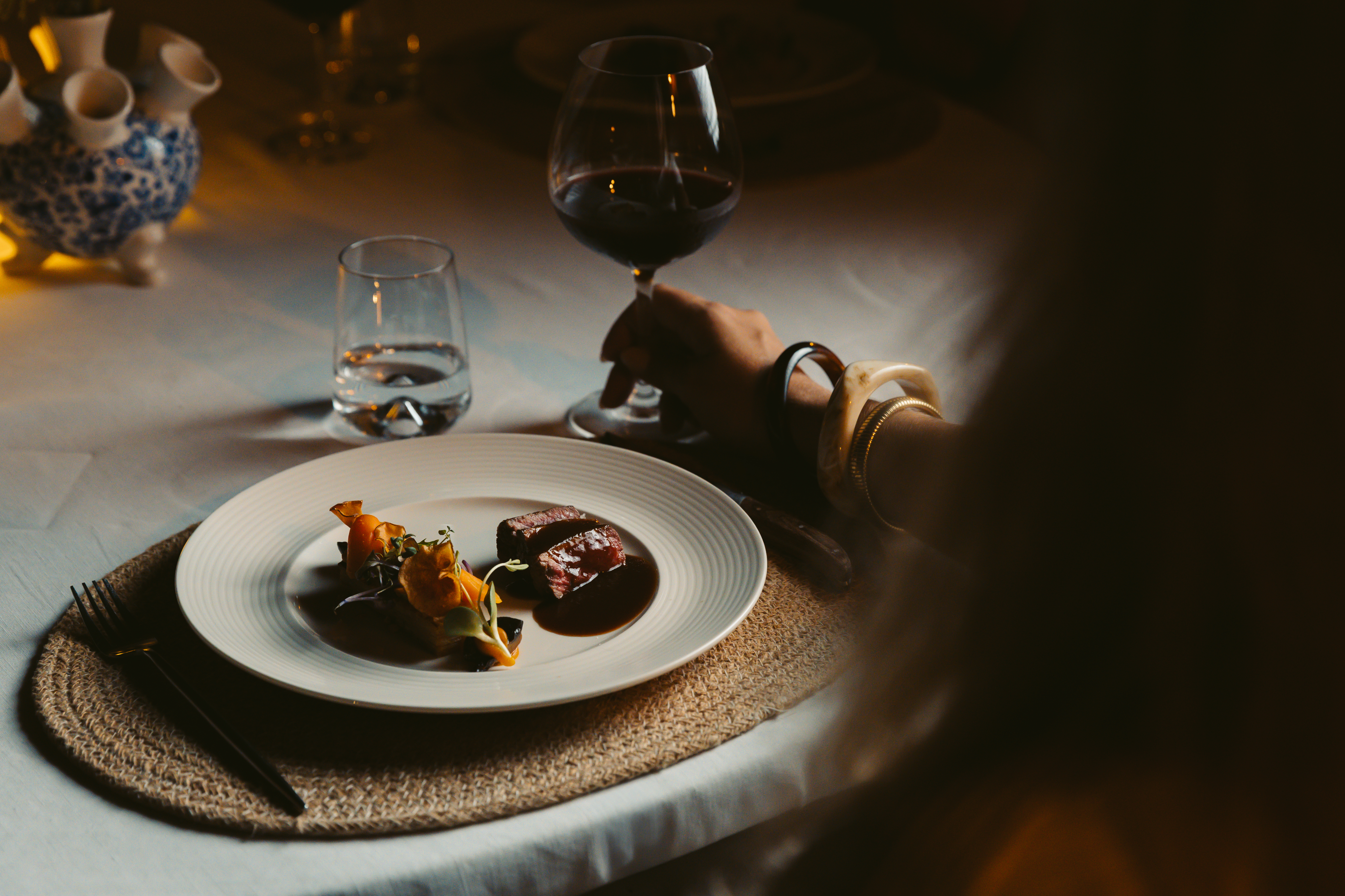 Table setting including main course