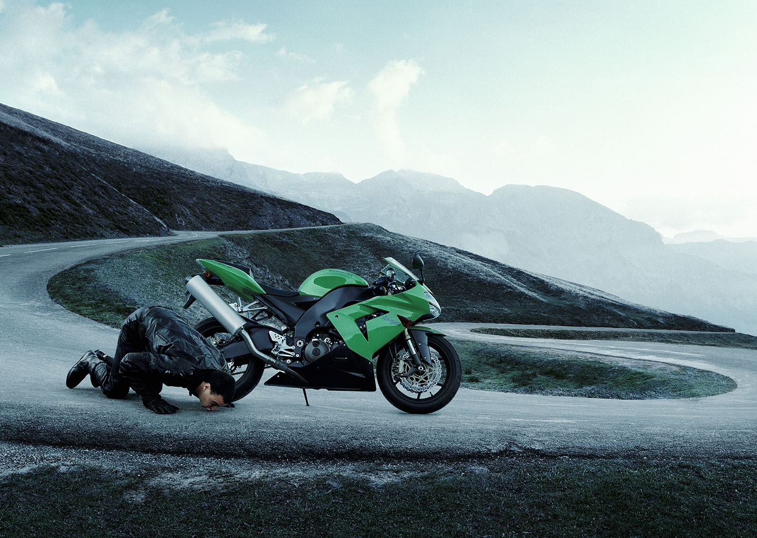 Thumbnail of Kissing Publicis Kawasaki