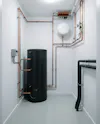 Cobalt RVS zonnestroomboiler met Solyx Nymo aansturing in technische ruimte