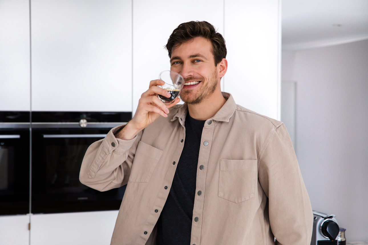 man drinkt glas water