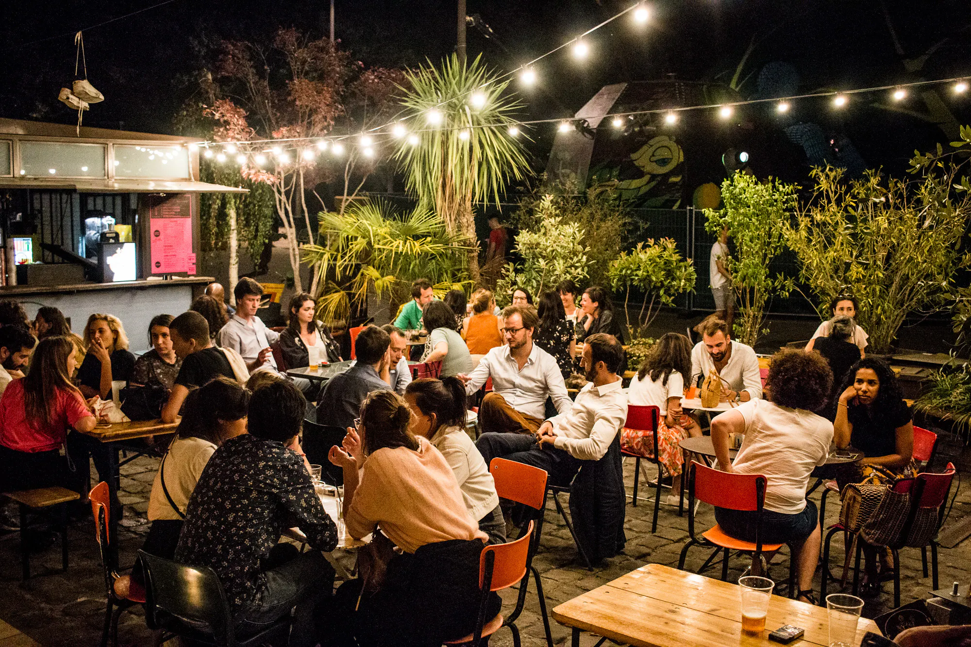 foule qui profite de la terrasse le soir au Plaza Havana Club