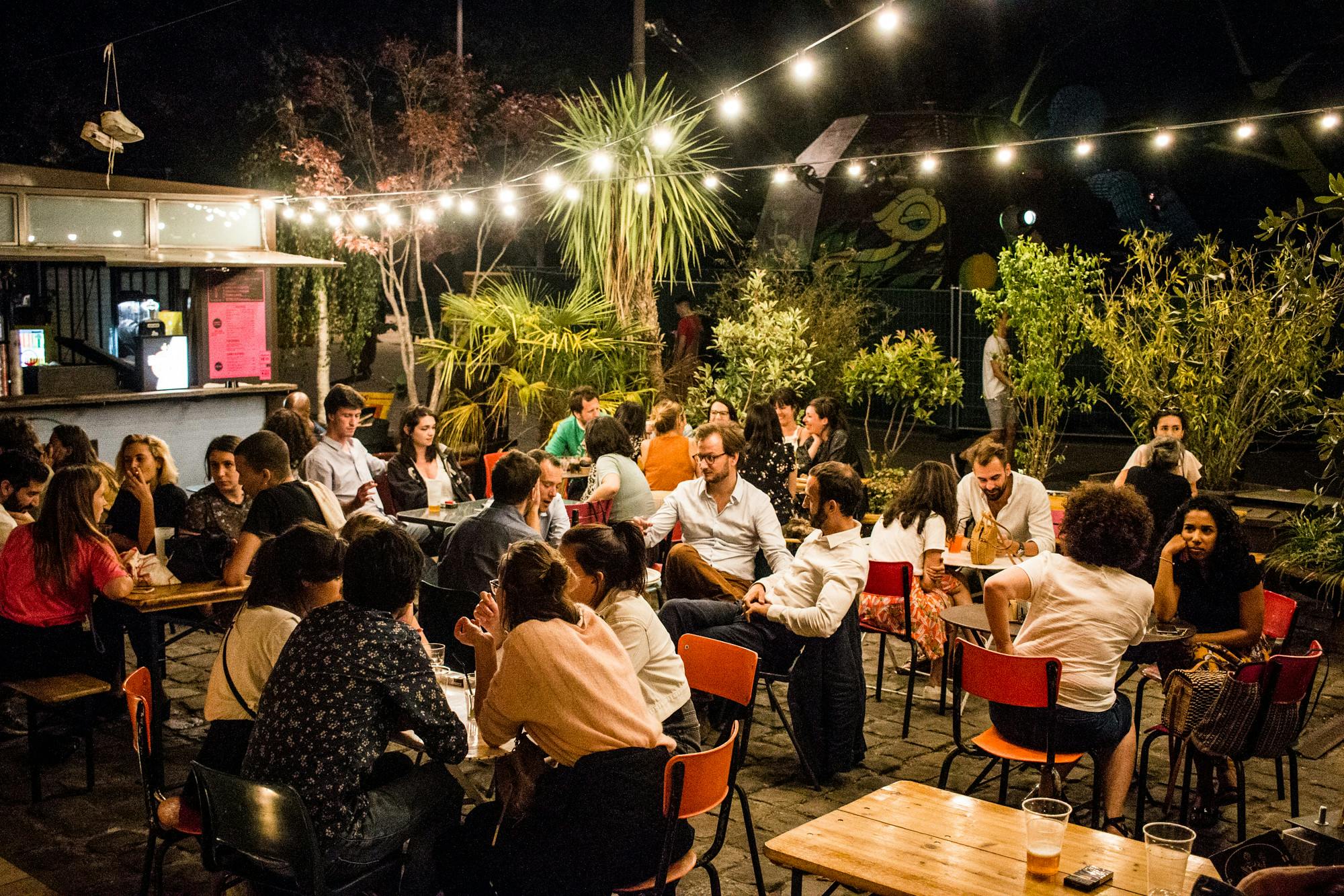 foule qui profite de la terrasse le soir au Plaza Havana Club