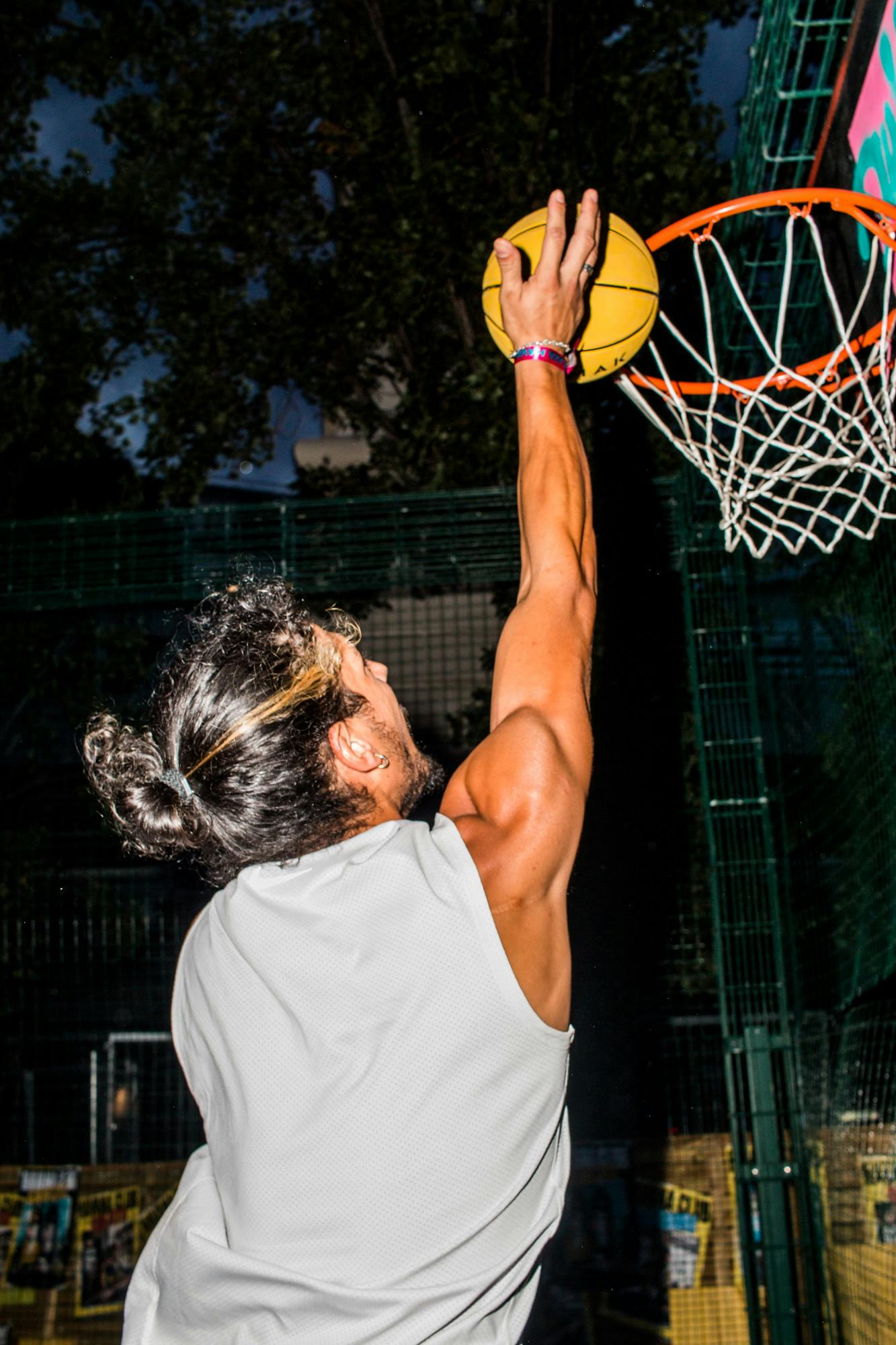 personne qui joue au basket au Plaza Havana Club