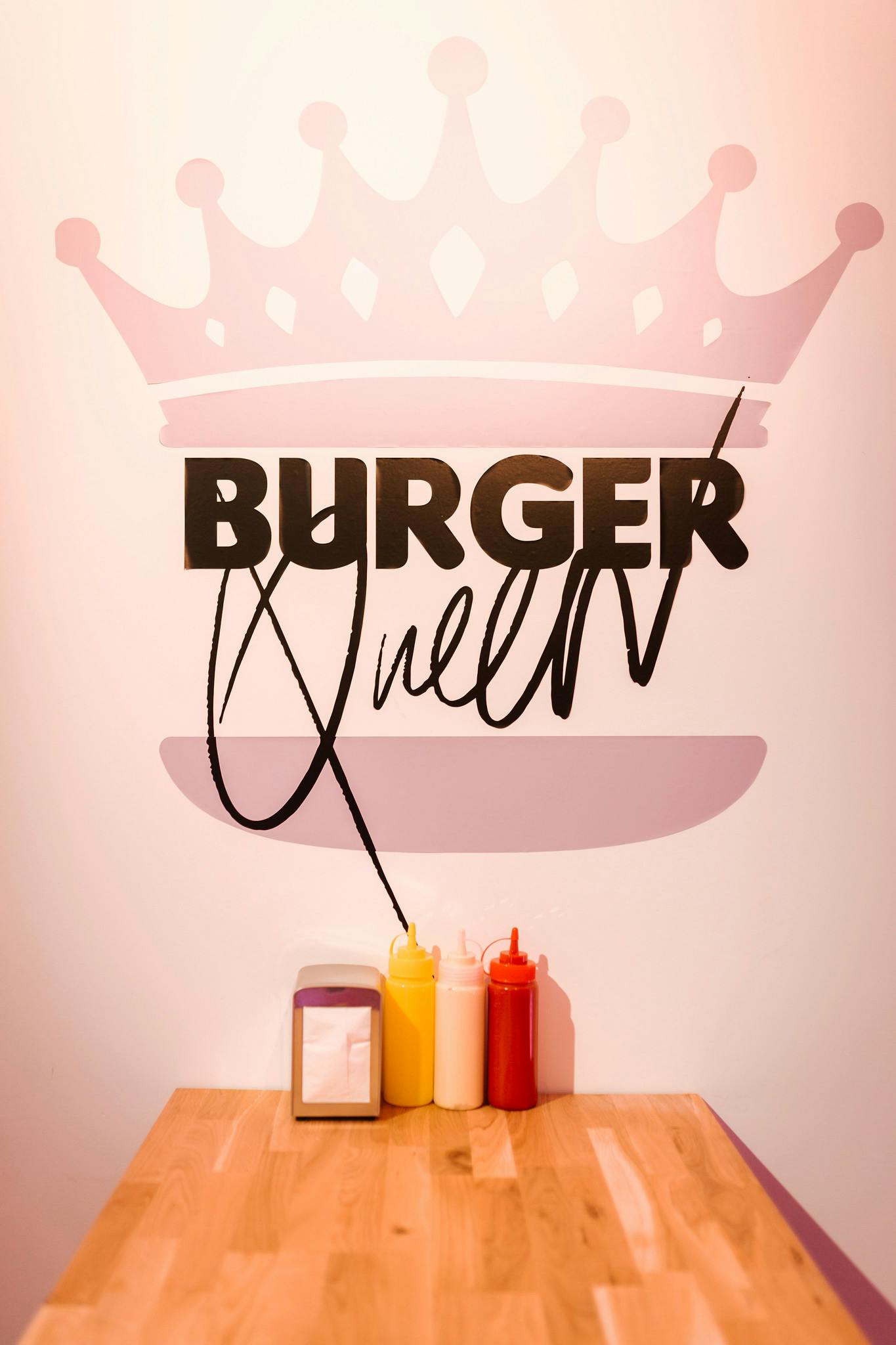 burger queen avec des pots a ketchup et moutarde