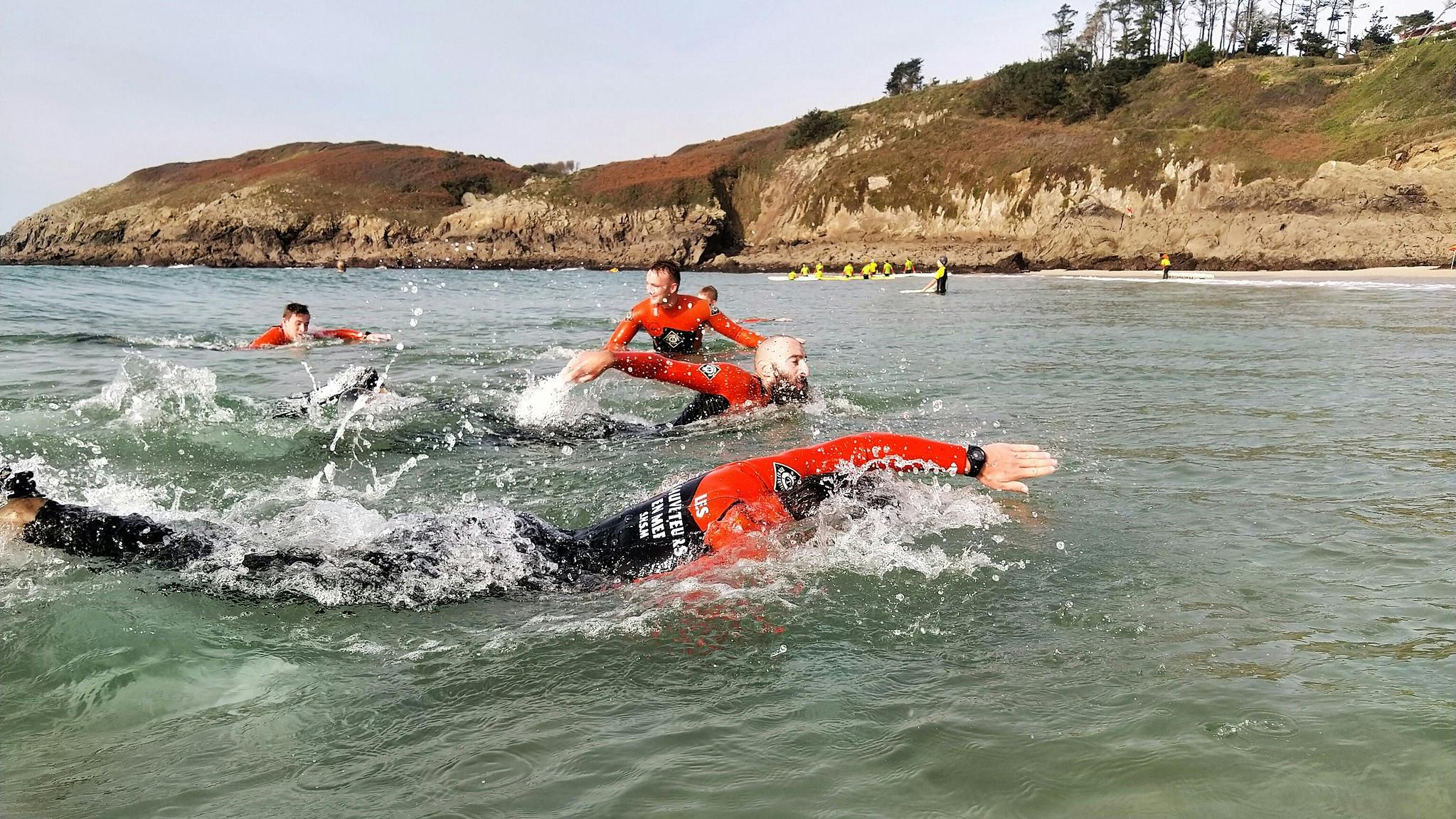 sauveteurs en mer qui nagent
