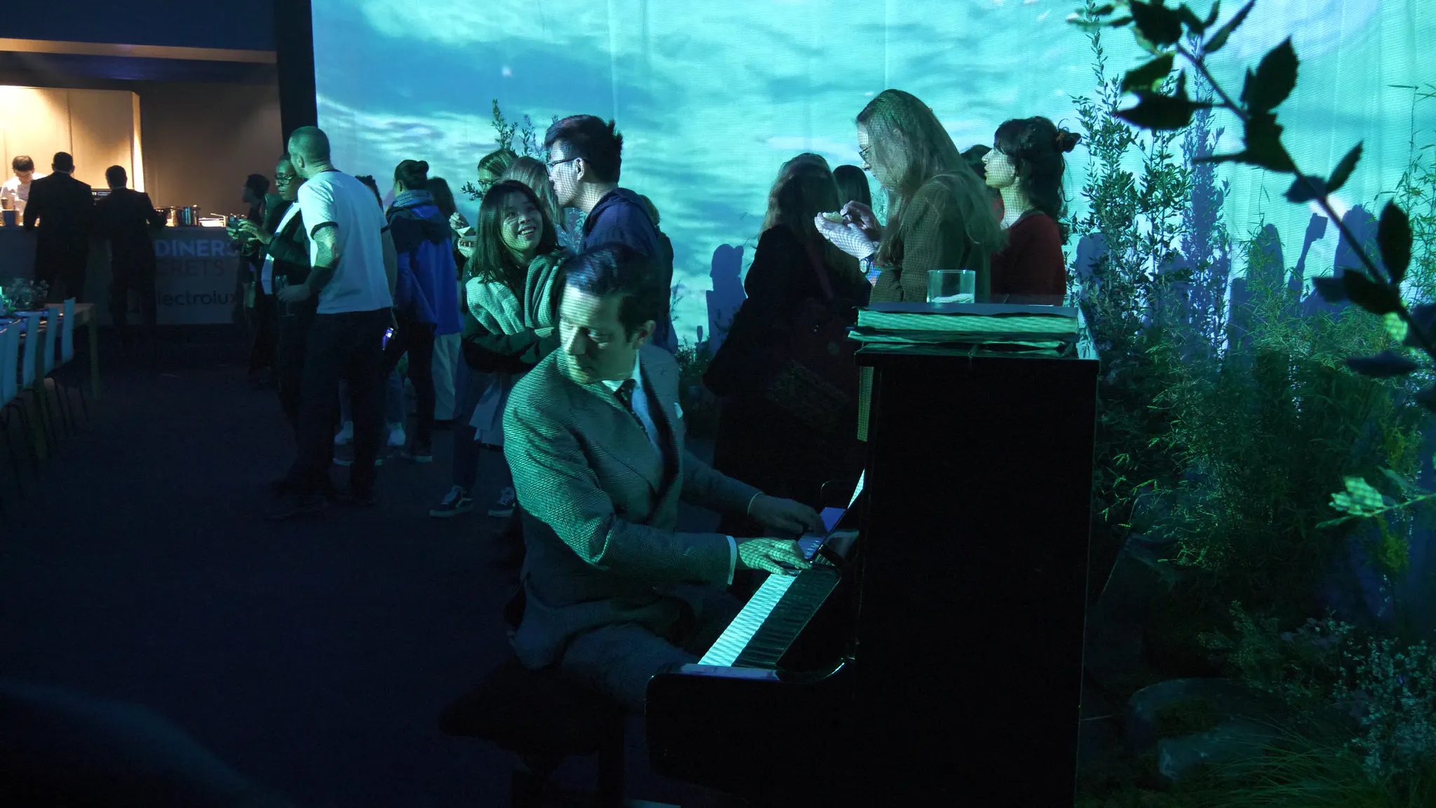 pianiste qui joue dans diner secret de fnac darty