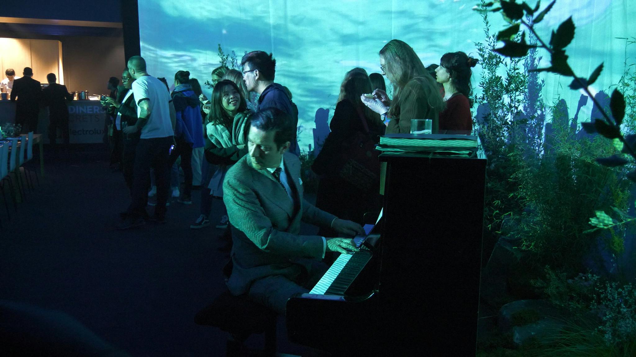 pianiste qui joue dans diner secret de fnac darty