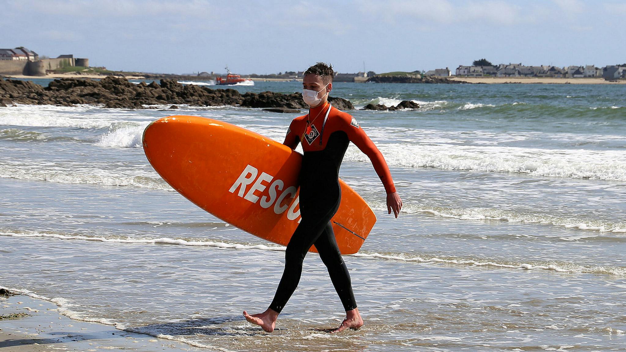 sauveteur en mer avec planche de surf bord de mer français
