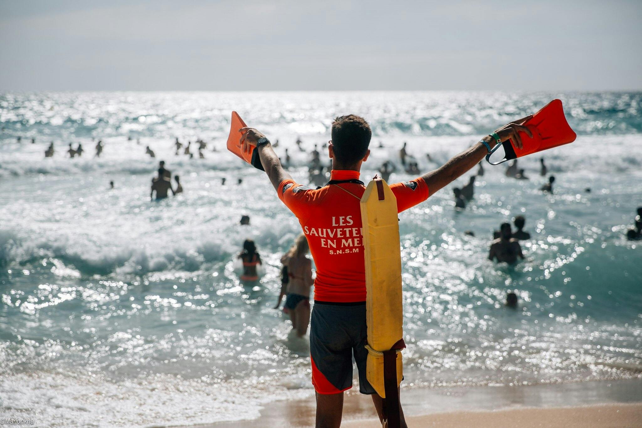 sauveteur en mer SNSM et foule dans l'eau, plage française