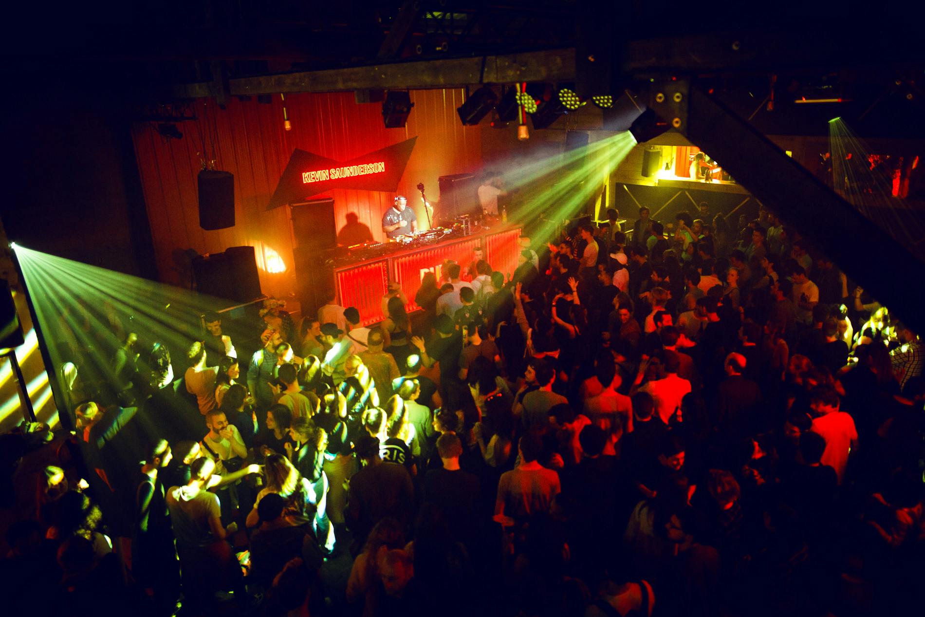 foule qui danse au BudX de Budweiser