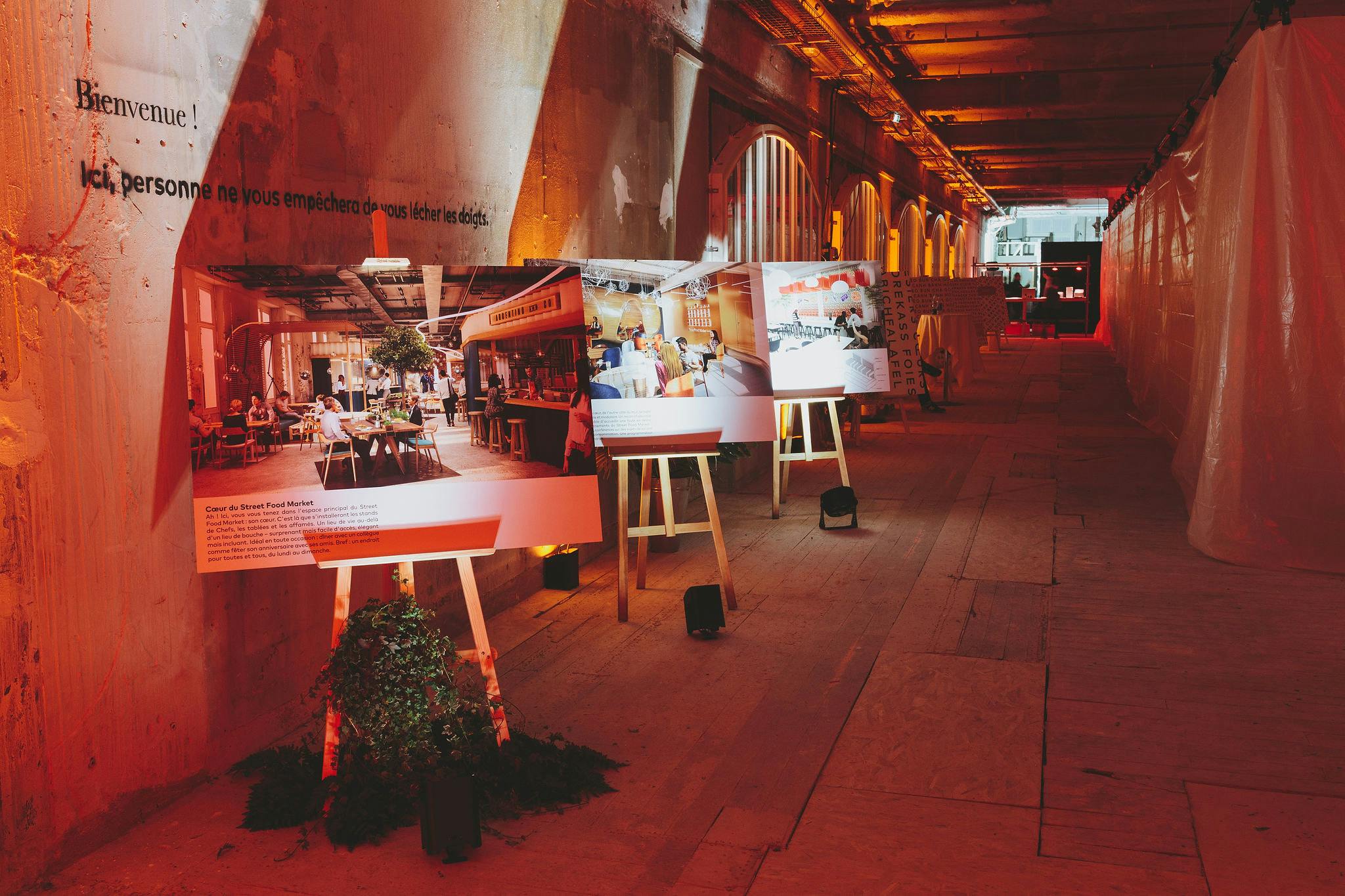 installation de photos et explications sur des panneaux pour le dîner de chantier du Coca-Cola Street Food Market