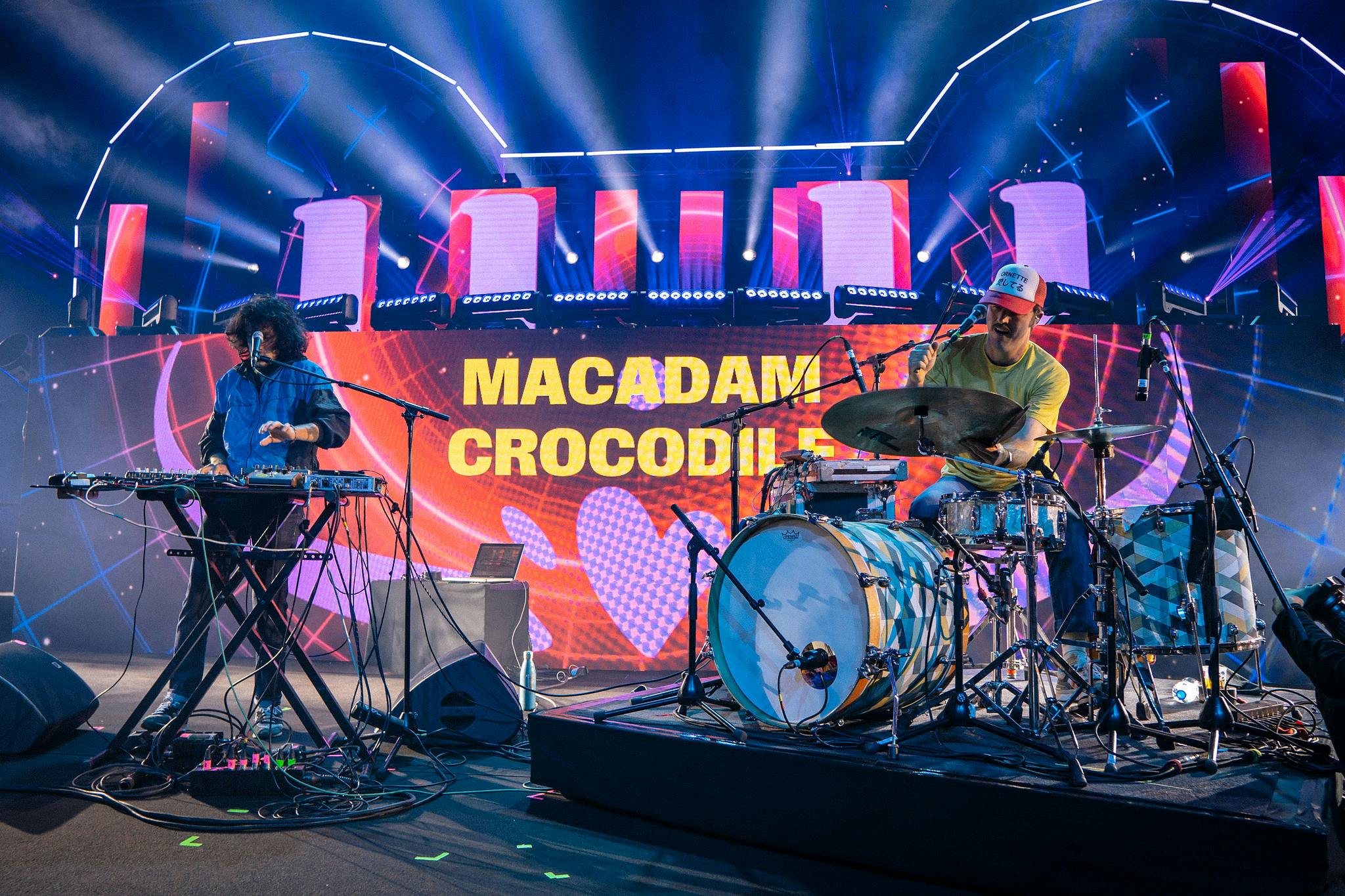 macadam crocodile performant sur scène