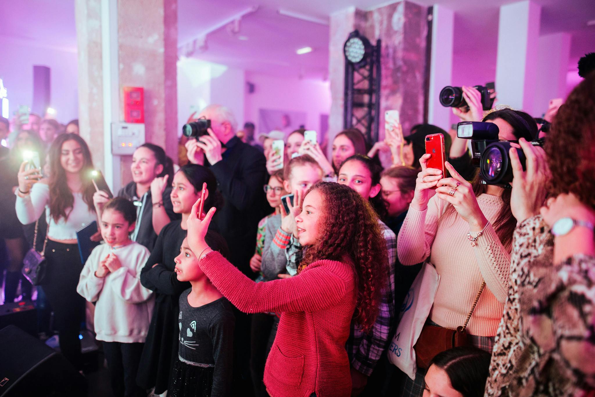 foule qui prend en photo eva queen qui chante