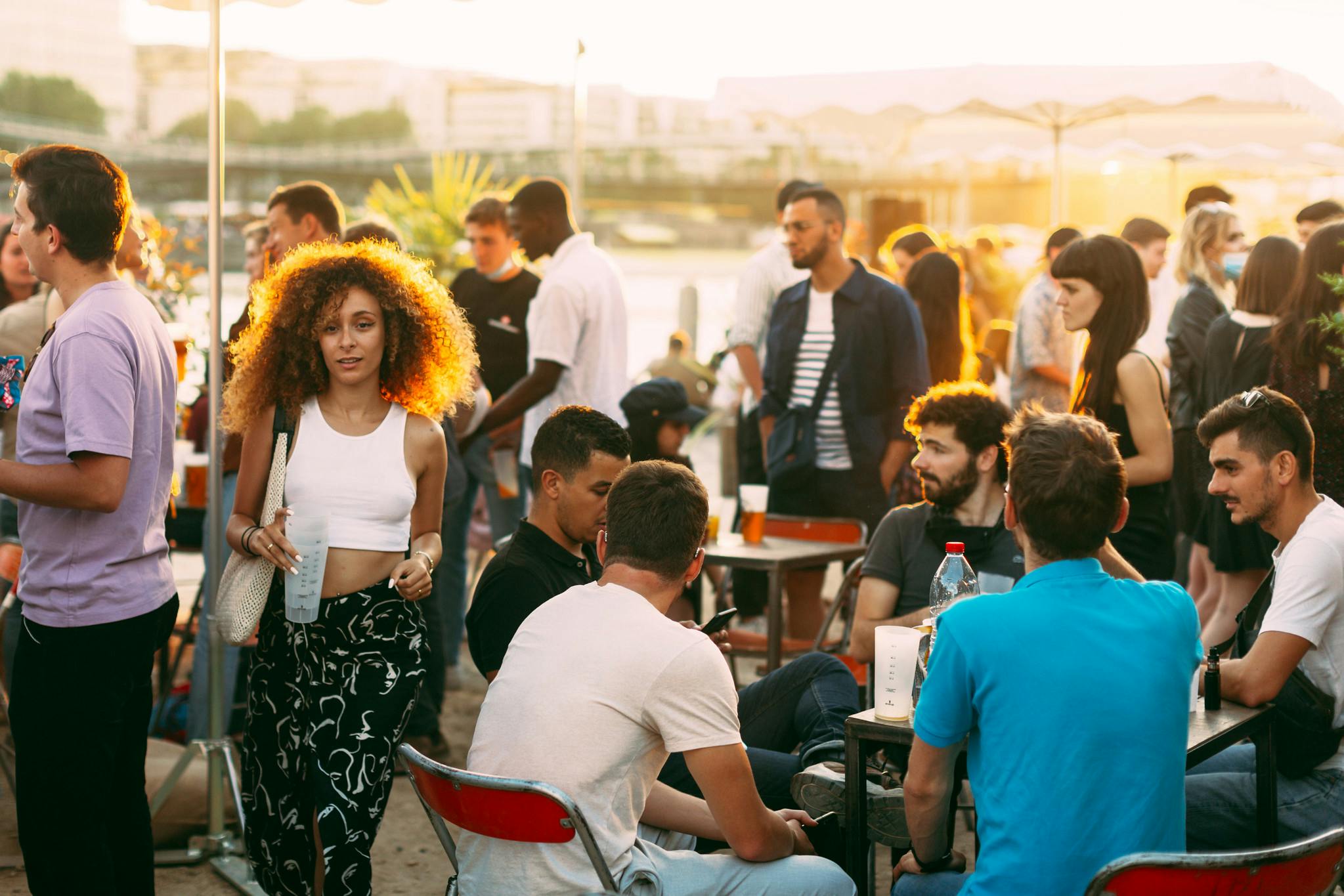 clients qui profitent de l'apéro chez Cargo