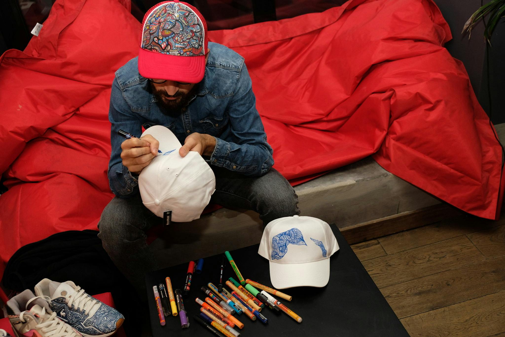 artiste floquant des casquettes et baskets dans l'appartement sobieski