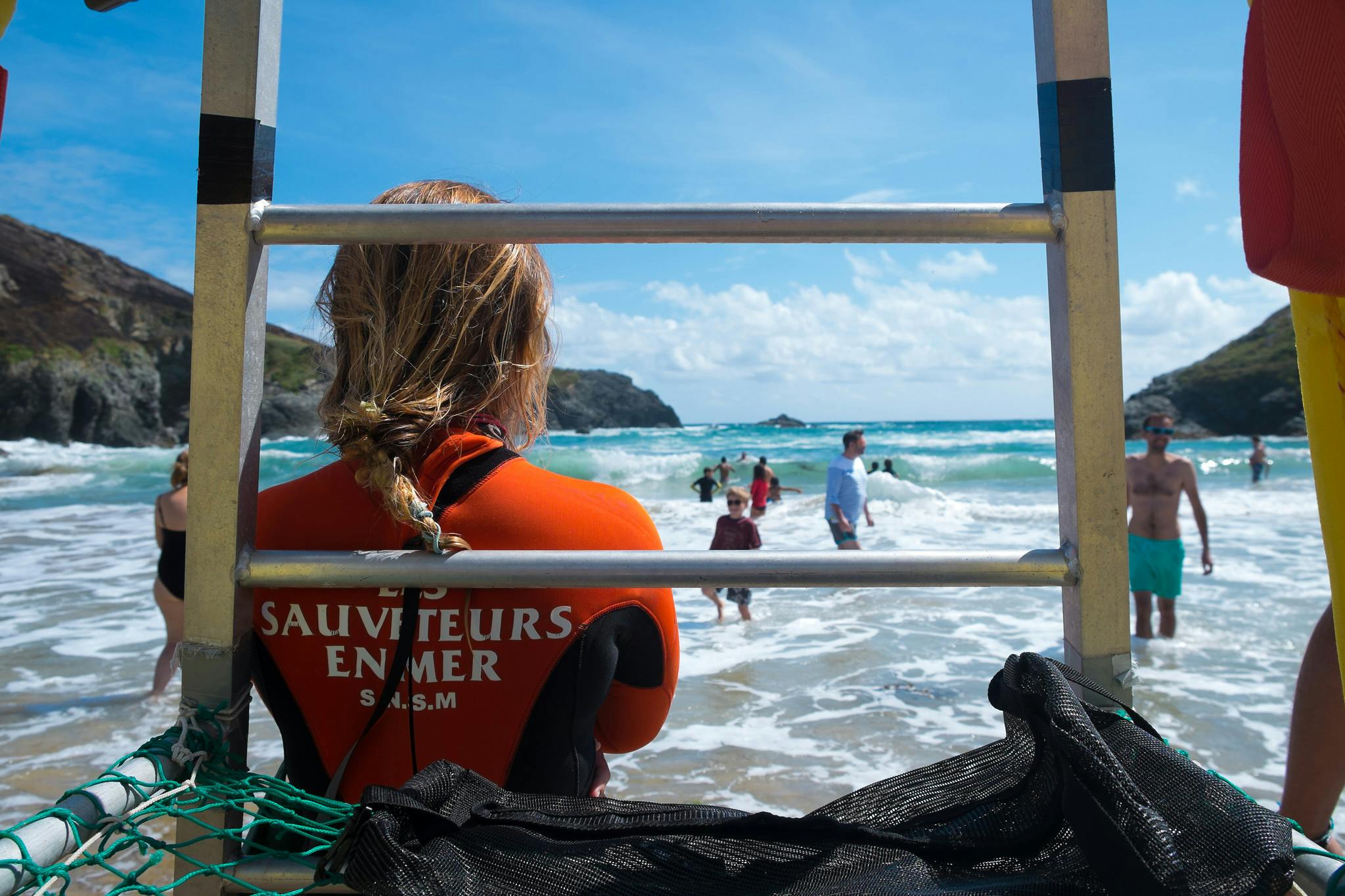 sauveteuse en mer à son poste de surveillance bord de mer français