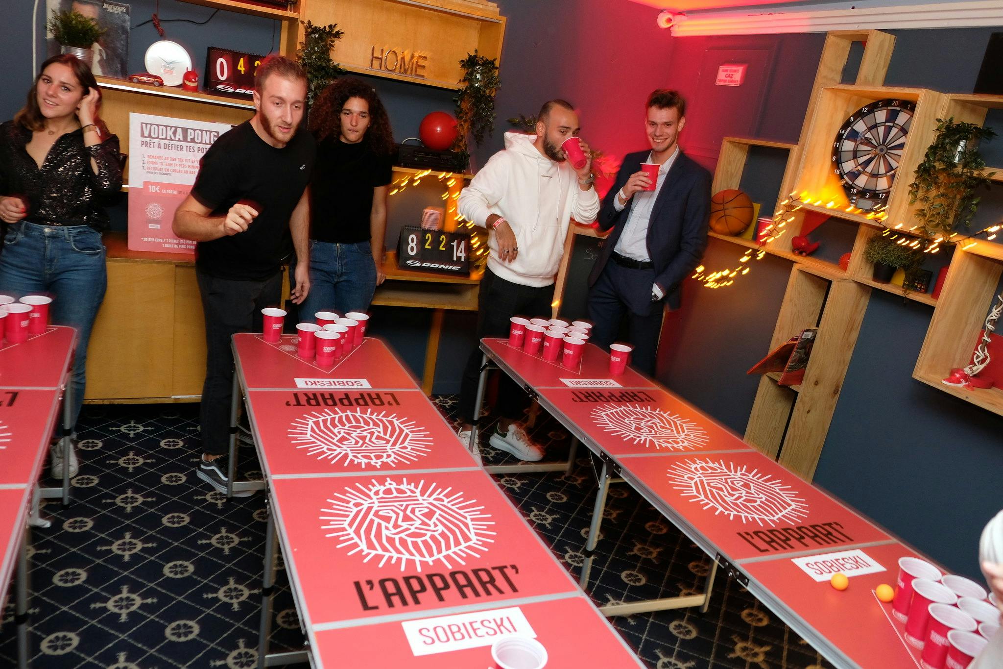 clients jouant au peer-pong dans l'appartement sobieski