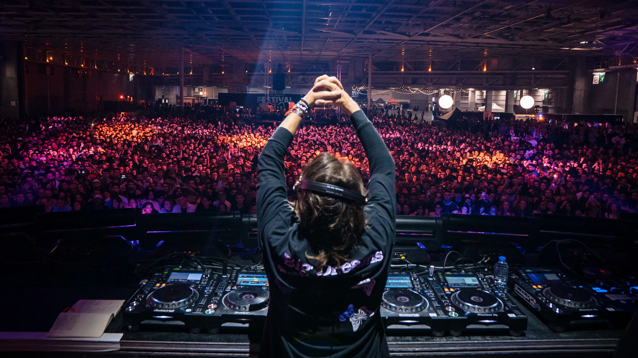 bob sinclar de dos qui regarde la foule