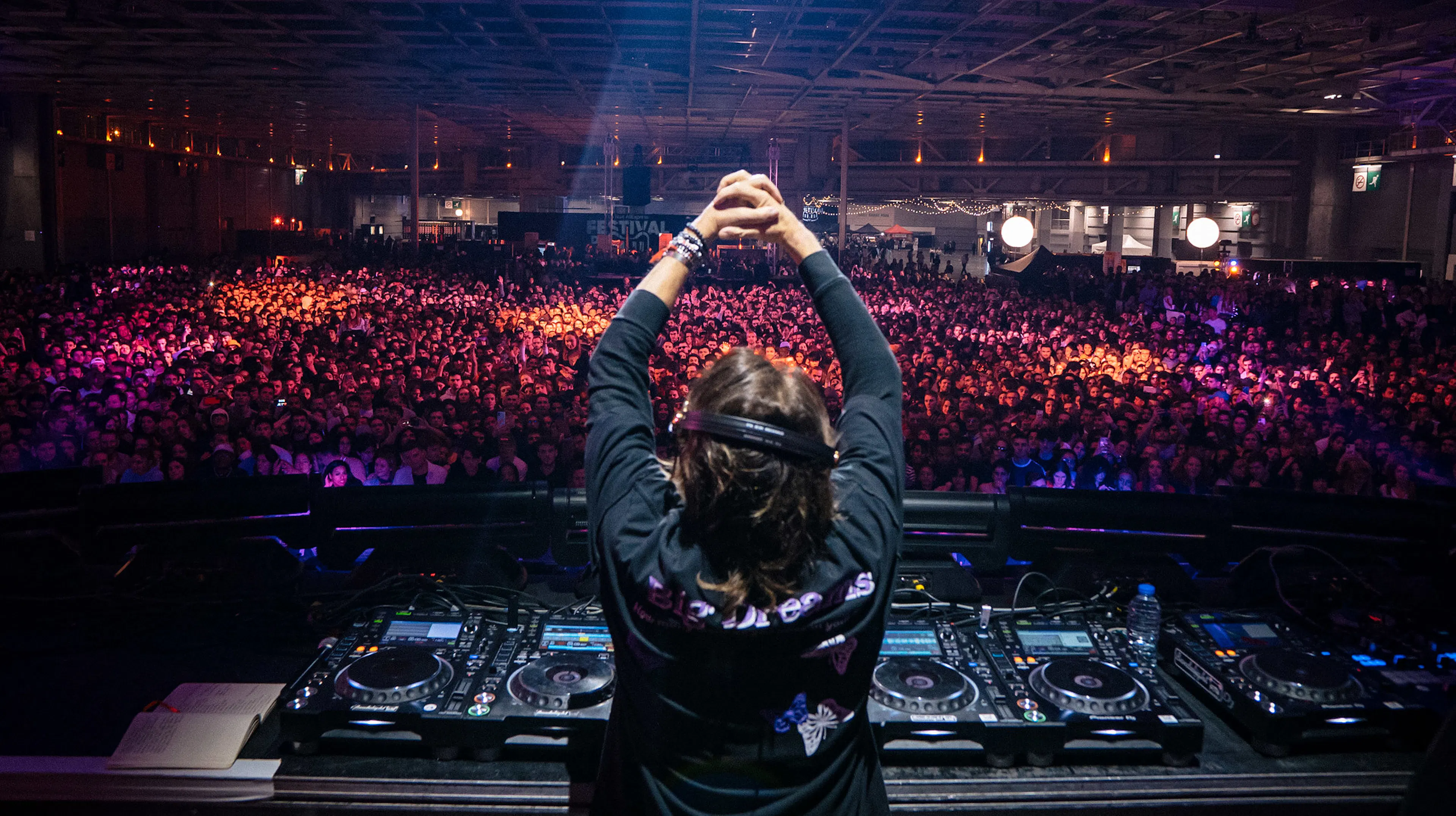 bob sinclar de dos qui regarde la foule