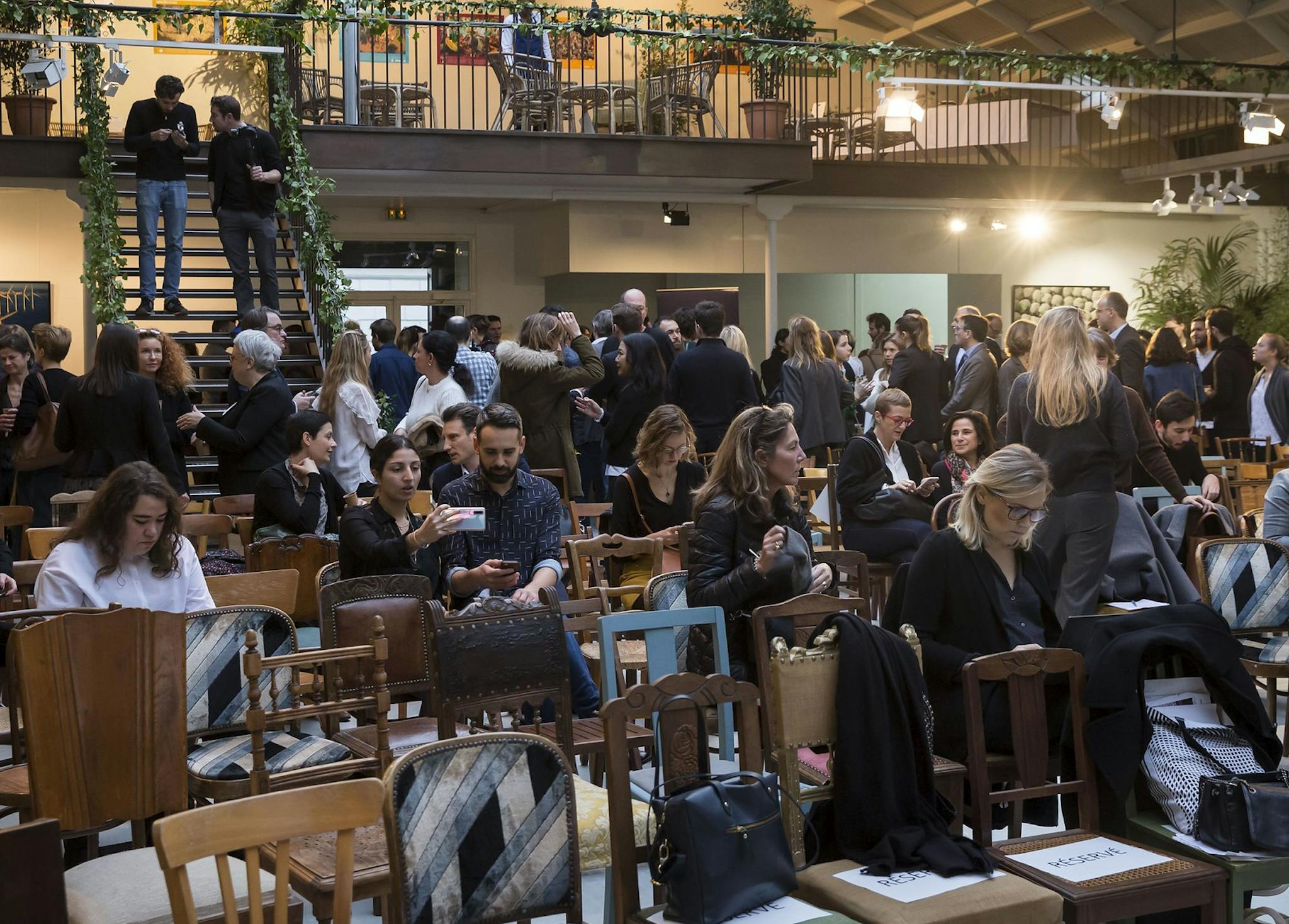public qui attend assis lors de la conference M6