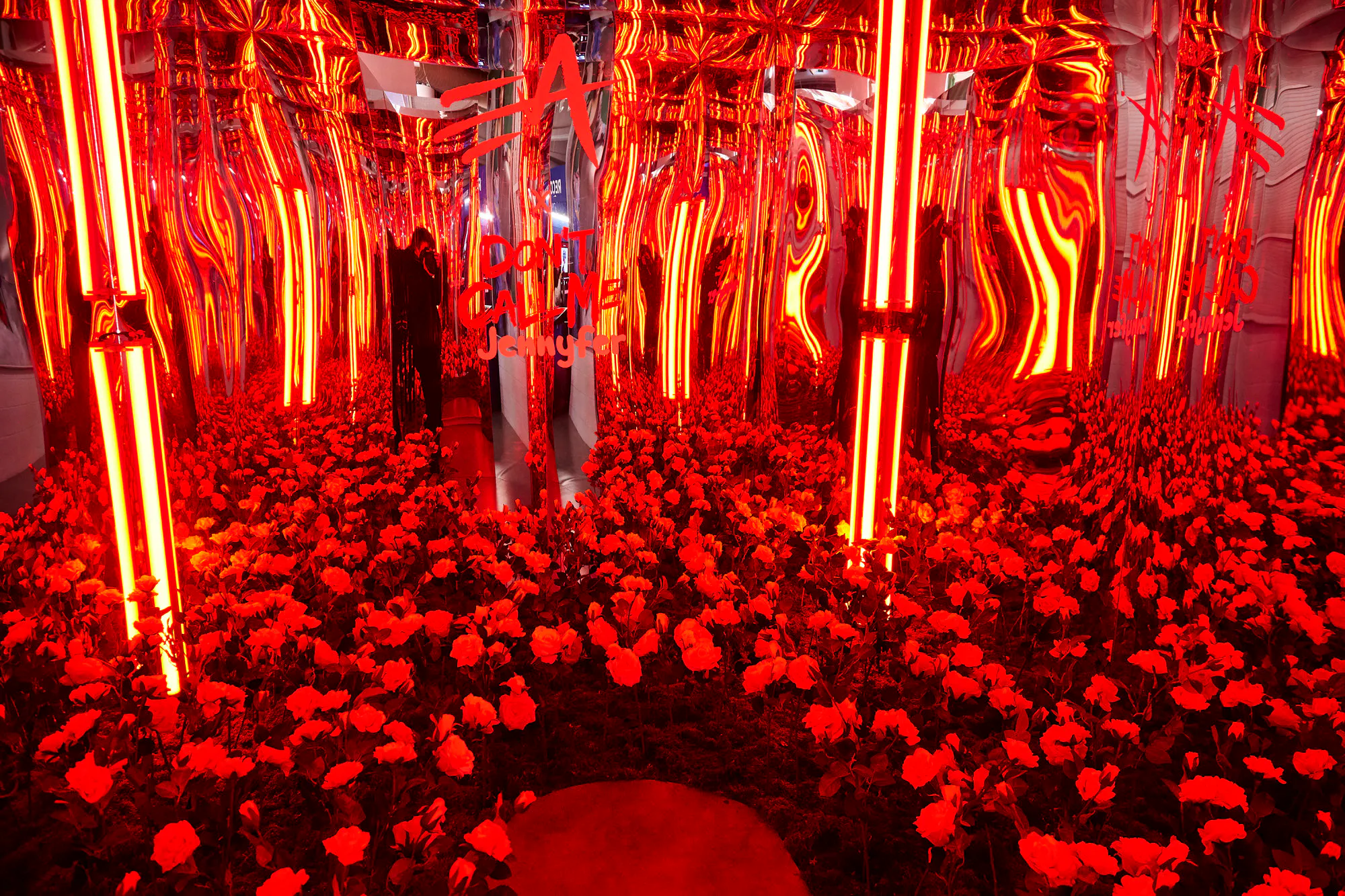installation de fleurs, lumières et miroirs