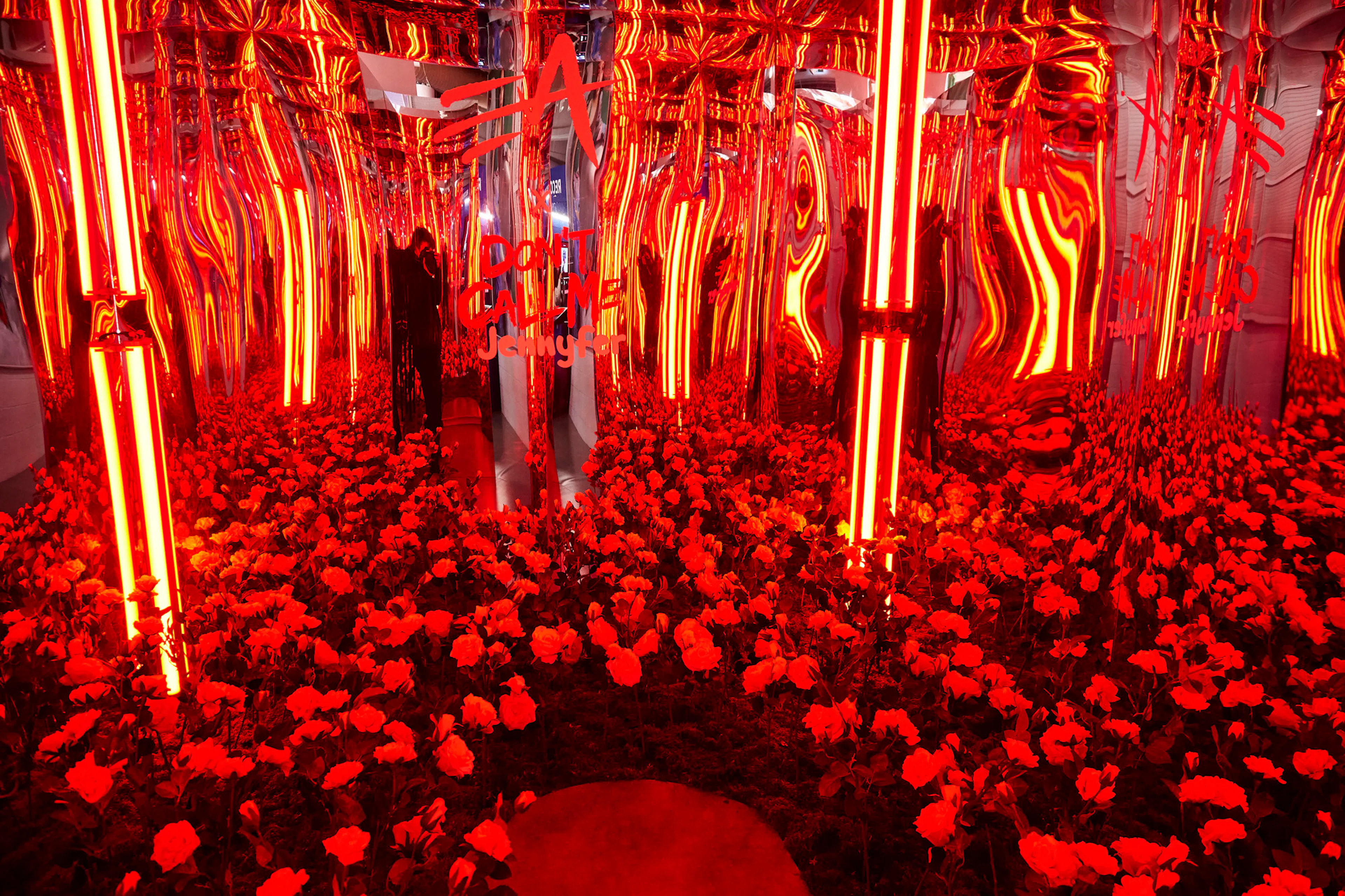 installation de fleurs, lumières et miroirs