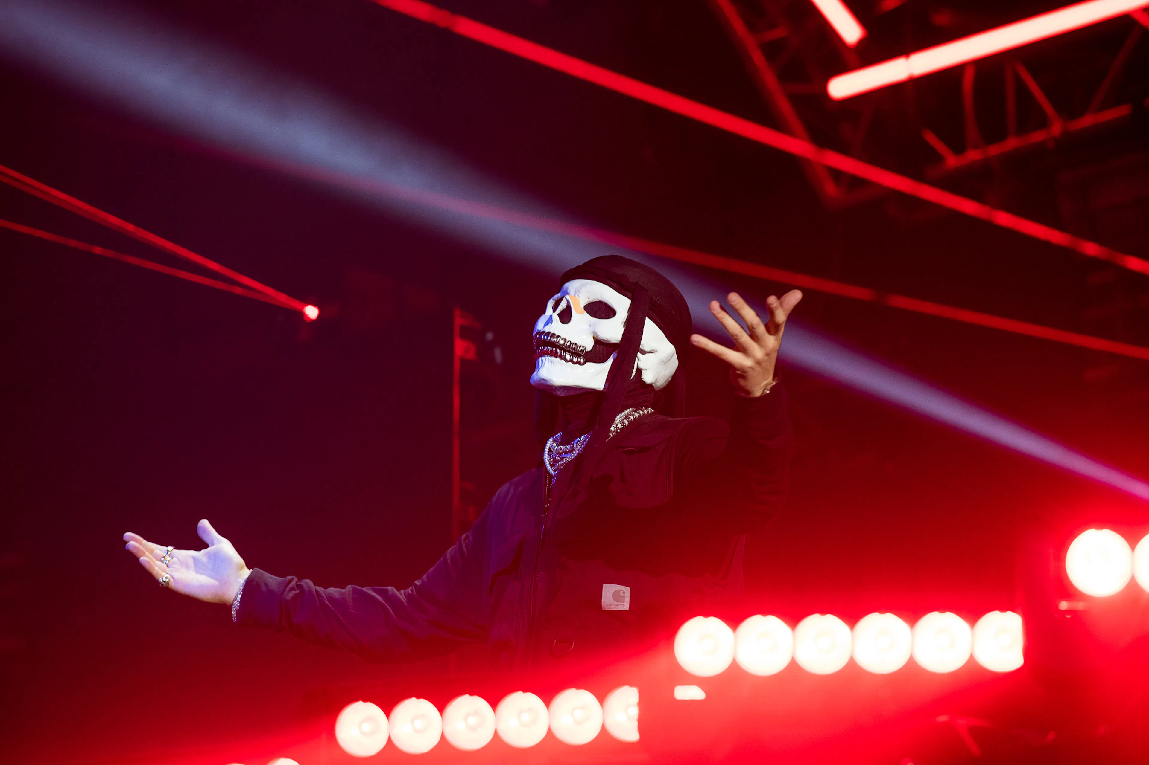 artistes qui porte un masque de squelette