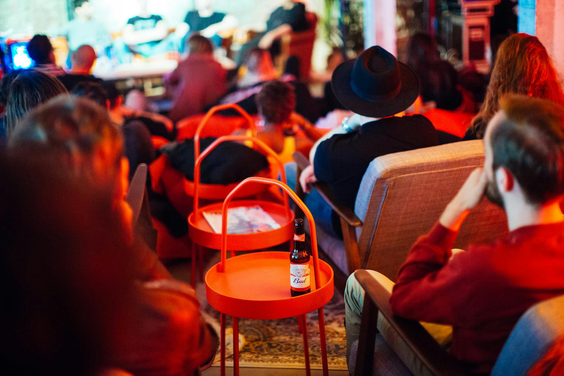 personnes qui écoutent une conférence au BudX de Budweiser