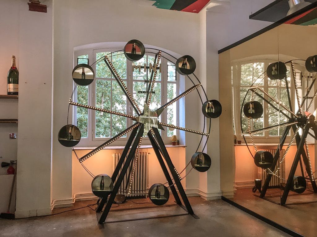 installation d'une roue dans le lieu maison moët de moët et chandon