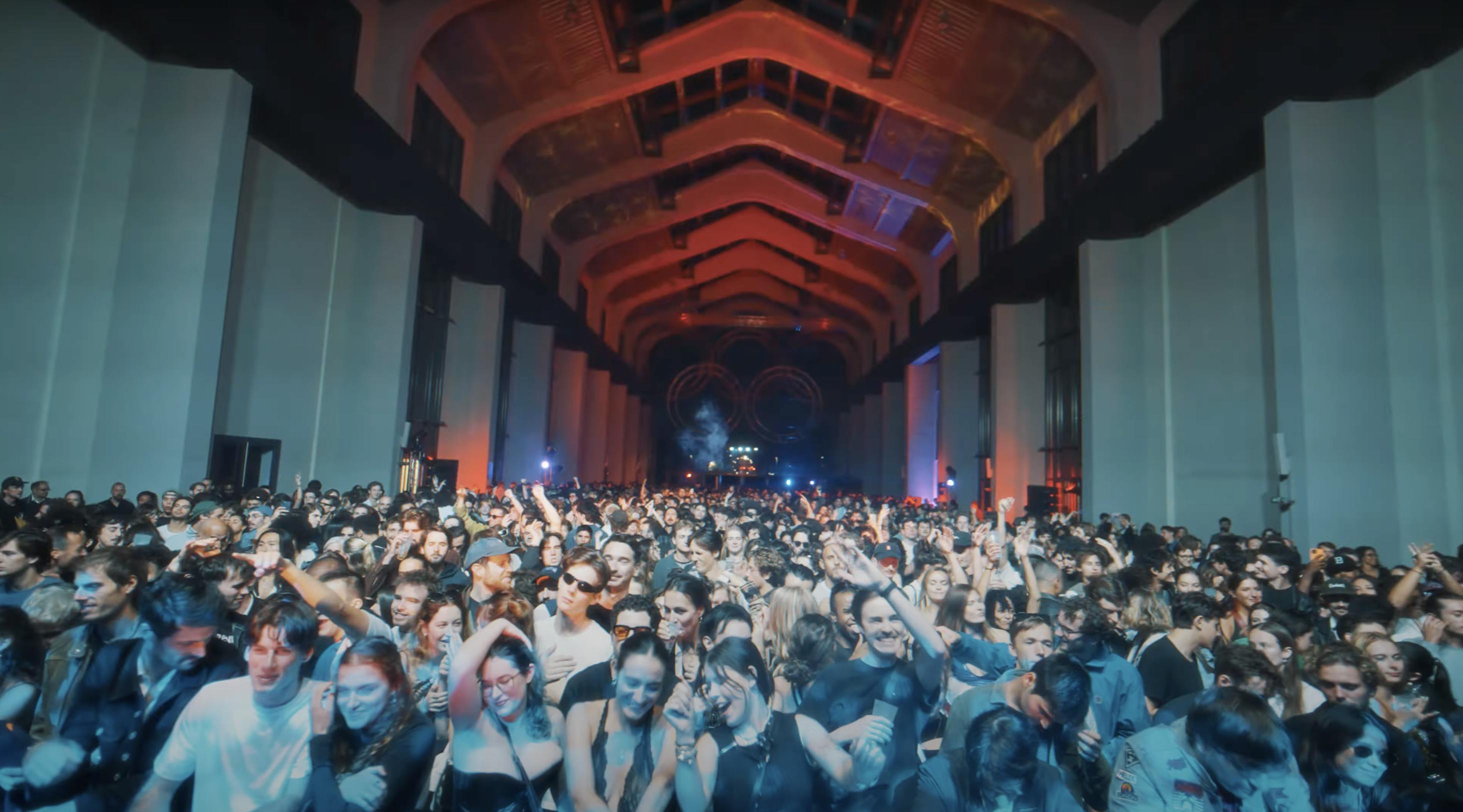 Entre murs historiques et basses vibrantes, voici le récit de Final Cut, une nuit où la Cité du Cinéma est devenue temple sonore. Wild Buzz Agency accompagnée de son partenaire technique historique BDL ainsi que le média musical Dure Vie a transformé ce lieu mythique en cathédrale de lumière & de groove. Breakbot & Irfane, Bellaire, Kirollus, Contrecœur, Luo Gouverneur. Tous en communion avec 3500 âmes qui dansaient jusqu’à l’aube. Dernier clap avant les travaux, une nuit électro qui restera dans les mémoires.