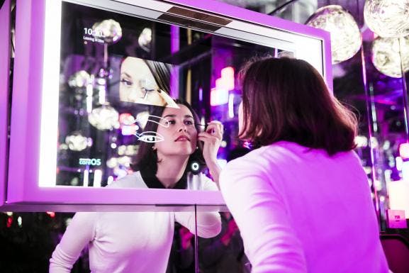 installation miroir intéractif avec femme qui se maquille pour l'appartement du futur fnac darty