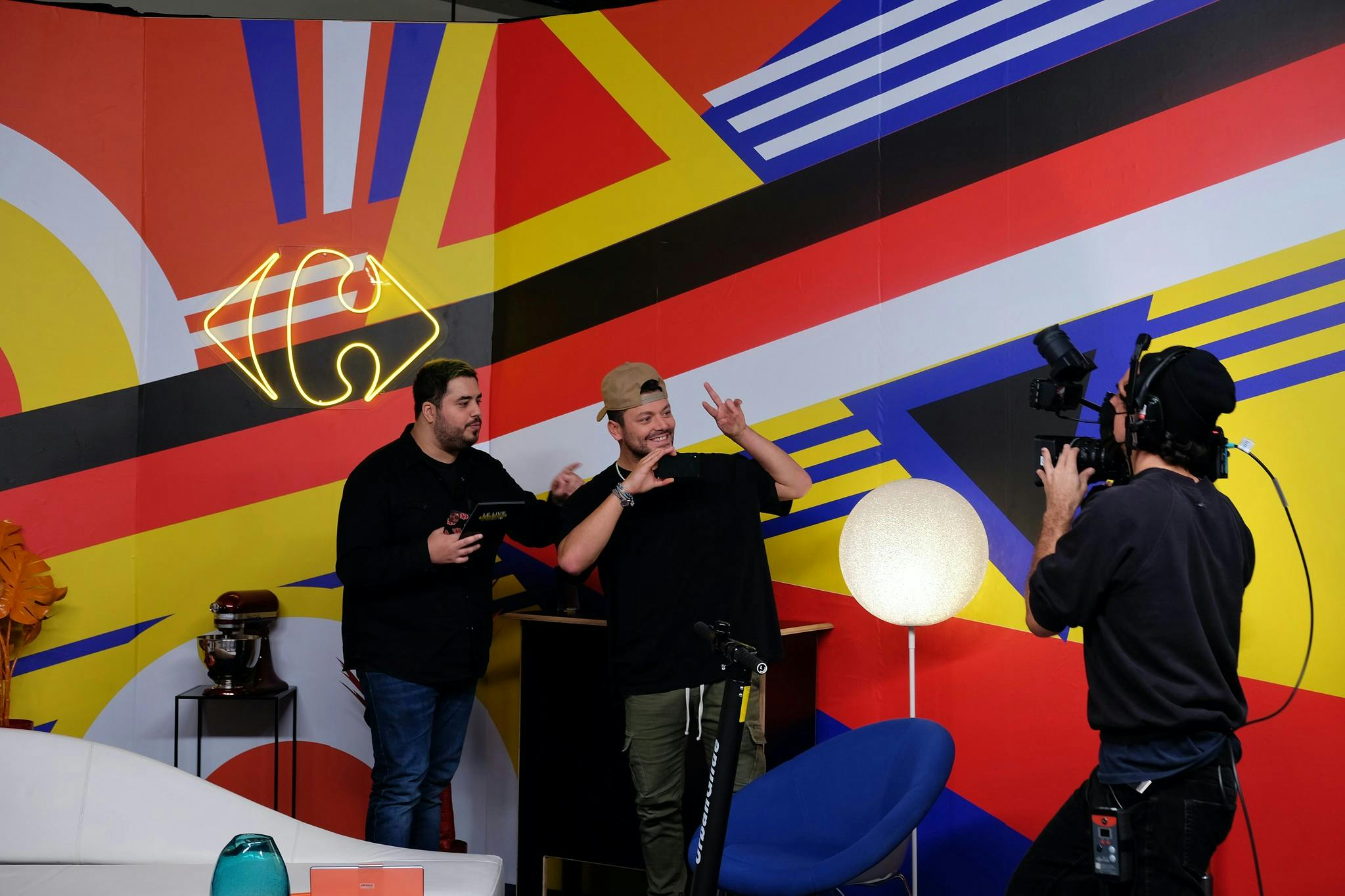 doigby et kev adams en train d'etre filmés lors du live black friday de carrefour